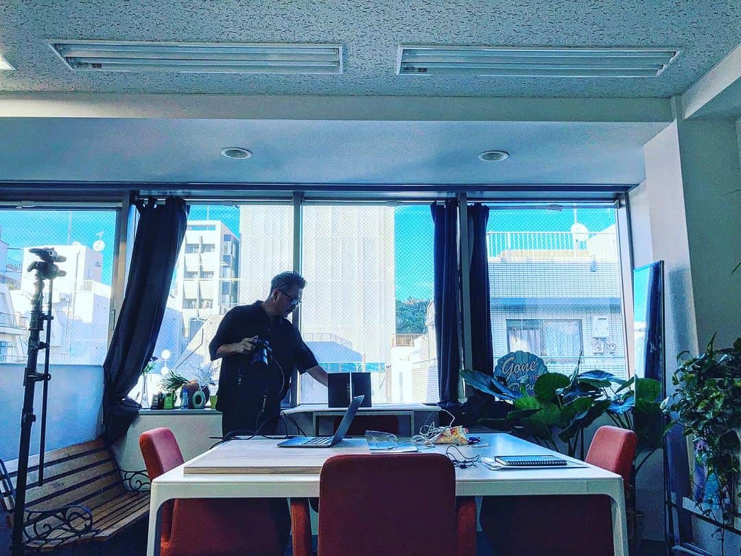 宇田川大輔のインスタグラム：「本日の職場 #photooftheday #stillifephotography #objectshooting #商品撮影」