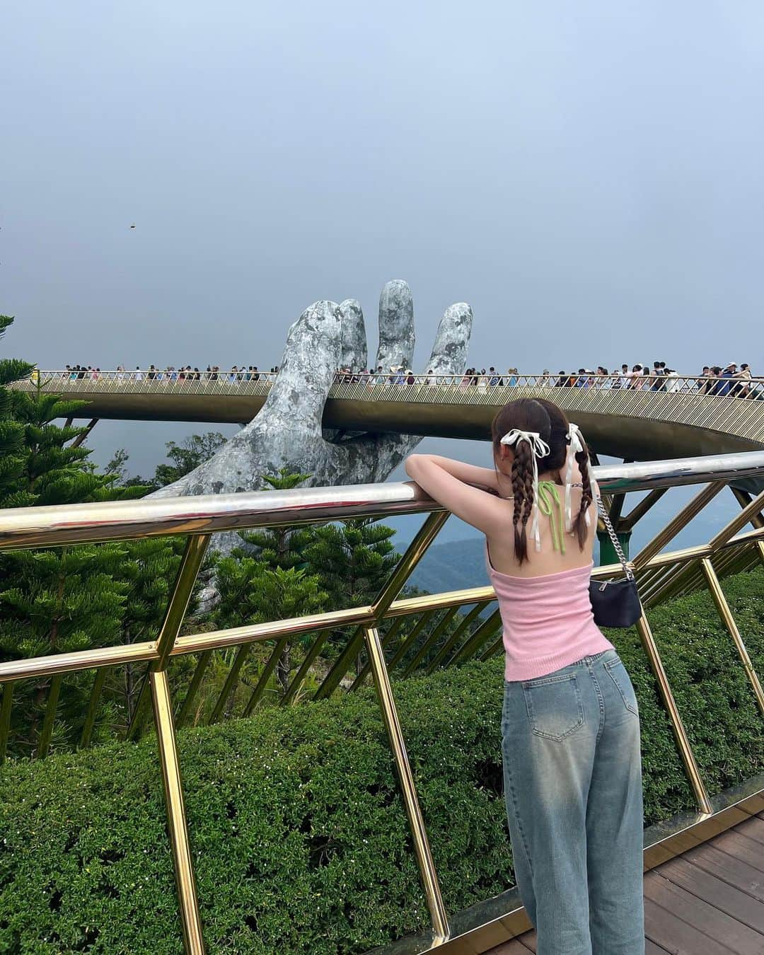 福山絢水のインスタグラム：「ダナンのバーナヒルズ🤲🇻🇳 神の手~  この日曇ってて一面真っ白だったけどそれも幻想的で素敵だった☁️✴︎  ここまでロープウェイで行ったんだけど 世界最長だったらしい🚡 たしかにだいぶ長かった笑  まだ工事中のエリアもあったからこれからもっと出来上がってくるのかな（＾ν＾） 雲の上のテーマパークって最高~!!! ダナン行ったら行って欲しいところ✌︎」