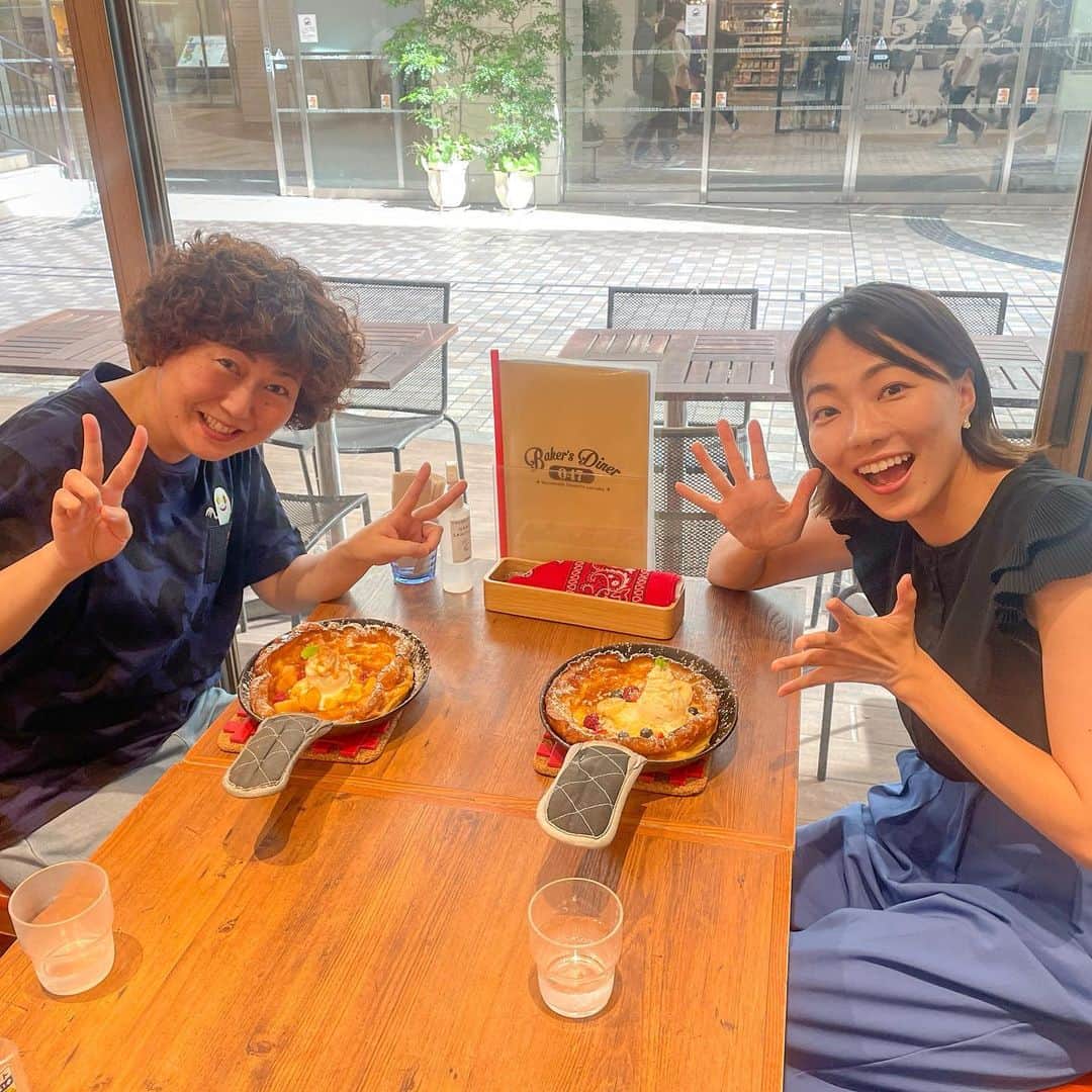 雨宮萌果のインスタグラム：「🍇🍇🍇  ぶどうが美味しい季節ですね。 旬な果物って、一気に元気になります💪  ぶどうといえば  先日開催された グレープカンパニー祭り2023で  ライブ前に あぁ〜しらき @aashiraki さんと 久しぶりにお喋り✨  しらきさんの あるお稽古での人間模様に 沢山笑わせて頂く🤣  しらきさんのシャツ可愛かったなー。  山梨からの贈り物 ピオーネ、シャインマスカット コトピーを添えて🍇」
