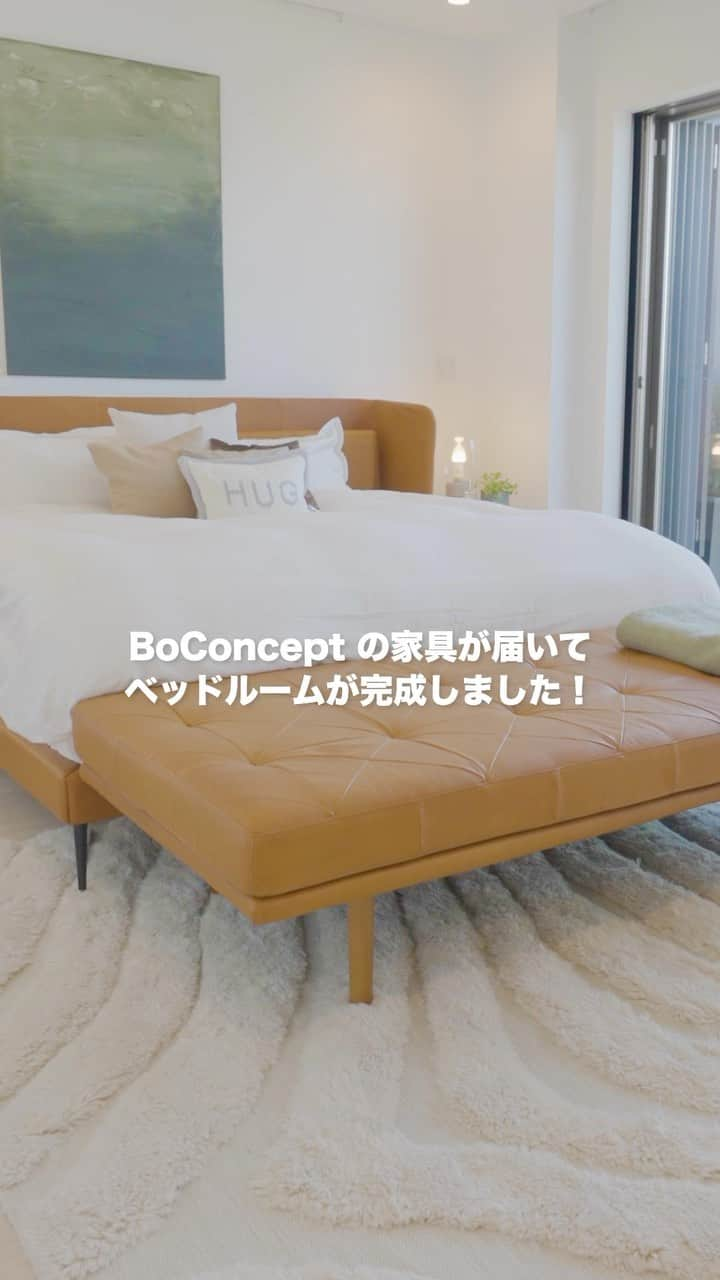 SHIHOのインスタグラム：「@boconcept_jp でオーダーした、 ベッドとデイベッド、テラスのチェアーとテーブルが 届きました💓  久々にイメチェンしたベッドルームは、 アースカラーにして落ち着いた雰囲気に。  テラスには、グリーンを置いて🪴 朝起きたときに瞑想したり、本を読んだり、 1人の時間や自分をリセットする空間になったよ。  おかげで、今、ベッドルームが私にとって 1番落ち着く＆どこよりも深く眠れる場所になりました。  40代になり、心身の様々なものをリカバリー してくれる眠りの時間や環境作りが すごく大切になってきてる！  @BoConcept에서 오더한 침대와 데이베드, 테라스의 의자와 테이블이 도착했어요💓  오랜만에 이미지를 바꾼 침실은 어스 컬러에 차분한 분위기로.  테라스에는 그린을 두고 🪴아침에 일어났을 때 명상을 하거나 책을 읽거나 혼자만의 시간과 나를 리셋하는 공간이 되었어요.  덕분에 지금 침실이 저에게 가장 편안하고& 그 어느 곳보다 깊이 잠들 수 있는 장소가 되었어요.  40대가 되면서 심신의 다양한 것들을 복구 해주는 잠자는 시간이나 환경조성이 굉장히 소중해지고 있어요!  #ボーコンセプト #boconcept #家具コーディネート #interiordesign #ベッドルーム #テラス @boconcept_jp」