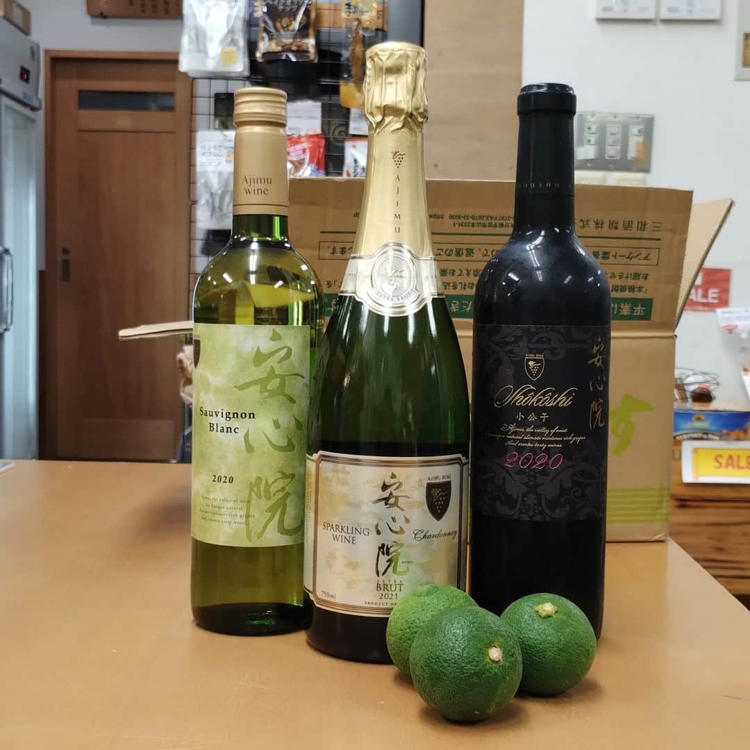 鈴木酒販神田店 〈日本酒とワインの専門店〉さんのインスタグラム写真 - (鈴木酒販神田店 〈日本酒とワインの専門店〉Instagram)「いいちこでおなじみ三和酒類さんから、大分名産のかぼすが届きました！　どうもありがとうございます！　三和酒類さんの商品にお付けしますので、是非旬の味わいをお楽しみください～。」9月14日 17時15分 - suzukishuhan.retail