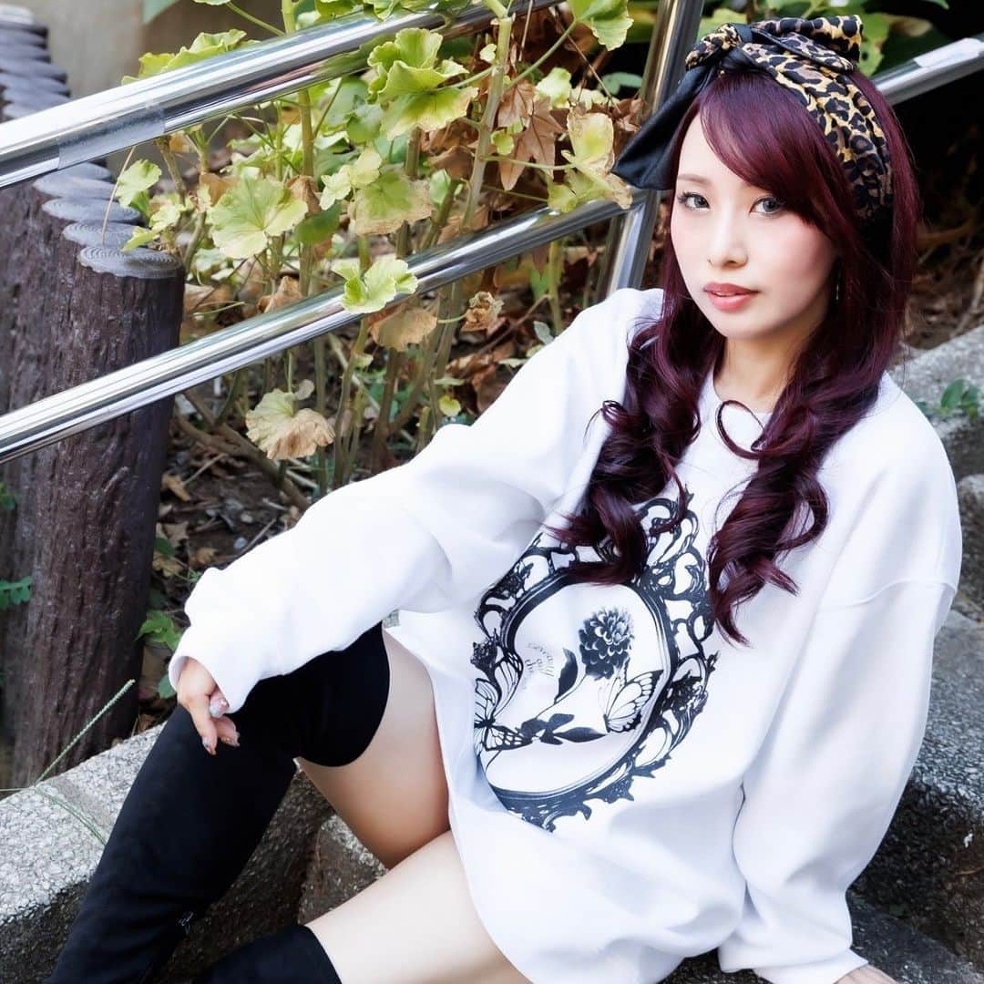 Marinaのインスタグラム：「🤍🤍🤍  誕生日を記念したBirthday crew sweatはAldious shopにて予約受付中です🕊✨  ※着用サイズはXL  今回も @goner_onlyshop @goner_oku さんに色々とご協力いただき素敵なデザインとなりました🦋  📷 by @sai_cho_823   #Aldious #AldiousMarina」