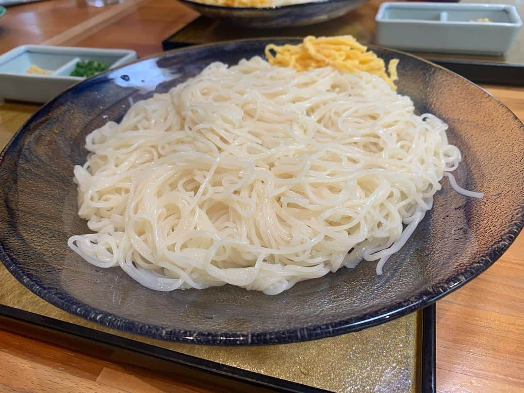 東麻美さんのインスタグラム写真 - (東麻美Instagram)「母娘島旅珍道中 徳島→小豆島へ🚃🚢  御歳7◯歳のキキもホウキ🧹にまたがり僅かに飛んだ😂 飛び疲れた身体を名物・生素麺で〆て島旅最終目的地へ  #小豆島#瀬戸内#setouchi#japan #母娘旅」9月14日 17時17分 - asamihigashi