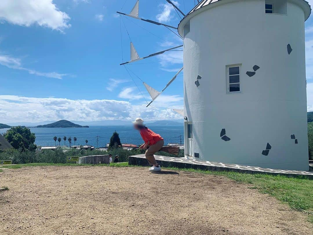 東麻美さんのインスタグラム写真 - (東麻美Instagram)「母娘島旅珍道中 徳島→小豆島へ🚃🚢  御歳7◯歳のキキもホウキ🧹にまたがり僅かに飛んだ😂 飛び疲れた身体を名物・生素麺で〆て島旅最終目的地へ  #小豆島#瀬戸内#setouchi#japan #母娘旅」9月14日 17時17分 - asamihigashi