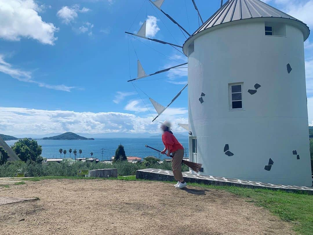 東麻美さんのインスタグラム写真 - (東麻美Instagram)「母娘島旅珍道中 徳島→小豆島へ🚃🚢  御歳7◯歳のキキもホウキ🧹にまたがり僅かに飛んだ😂 飛び疲れた身体を名物・生素麺で〆て島旅最終目的地へ  #小豆島#瀬戸内#setouchi#japan #母娘旅」9月14日 17時17分 - asamihigashi