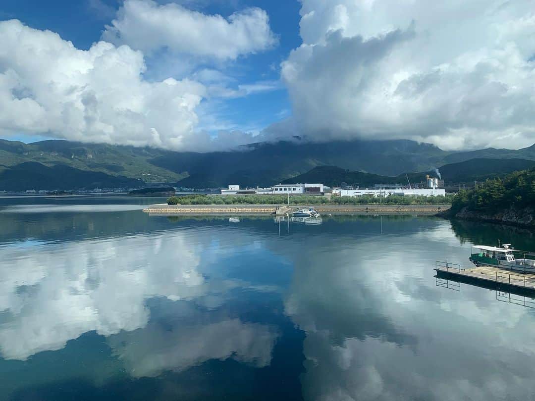 東麻美のインスタグラム：「母娘島旅珍道中 徳島→小豆島へ🚃🚢  御歳7◯歳のキキもホウキ🧹にまたがり僅かに飛んだ😂 飛び疲れた身体を名物・生素麺で〆て島旅最終目的地へ  #小豆島#瀬戸内#setouchi#japan #母娘旅」