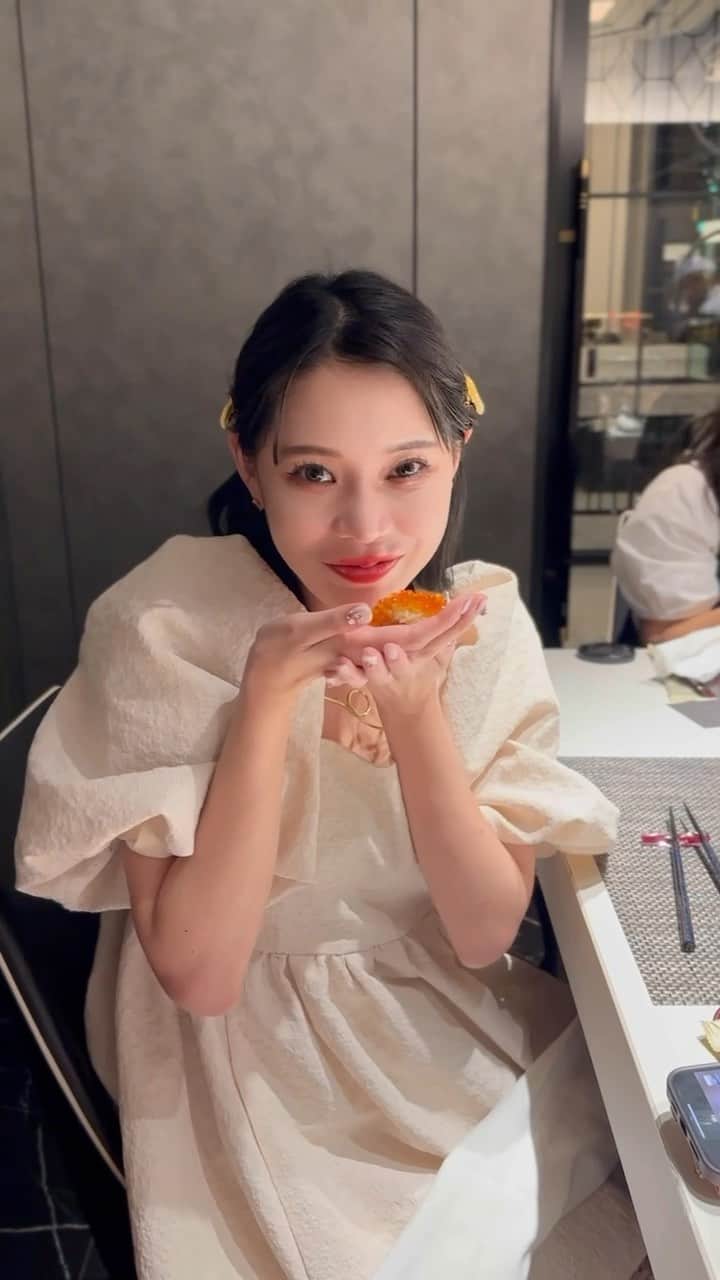 のインスタグラム：「鮨あかにいってきた🍣 飲み放題付きおまかせコースが 最高でした🥹🥹 11,000円で盛り沢山なのに 日本酒🍶も飲み放題なのすごい🍣🍣  美味しすぎてずっと笑顔になっちゃう  #鮨 #人形町グルメ  #人形町」