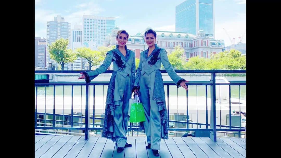 のインスタグラム：「なるあやランチクルーズライブ🚢💕  昨年を遥かに上回る大盛況となりました🙏✨  ご参加くださいました皆様、 関係各位の皆様、 応援くださいました皆様、 ありがとうございました😊🙏💕  本番映像はアレなのでメイキング的な🤗  ボサボサからのー、色々ごめんなさい💦   #鳴海じゅん  #綺華れい #なるあや  #なるあやクルーズライブ #宝塚歌劇団 #宝塚OG #星組  #宝塚受験  #オンラインレッスン  #オーラレッスン  #Shining☆Stars  #シャイニングスターズ」
