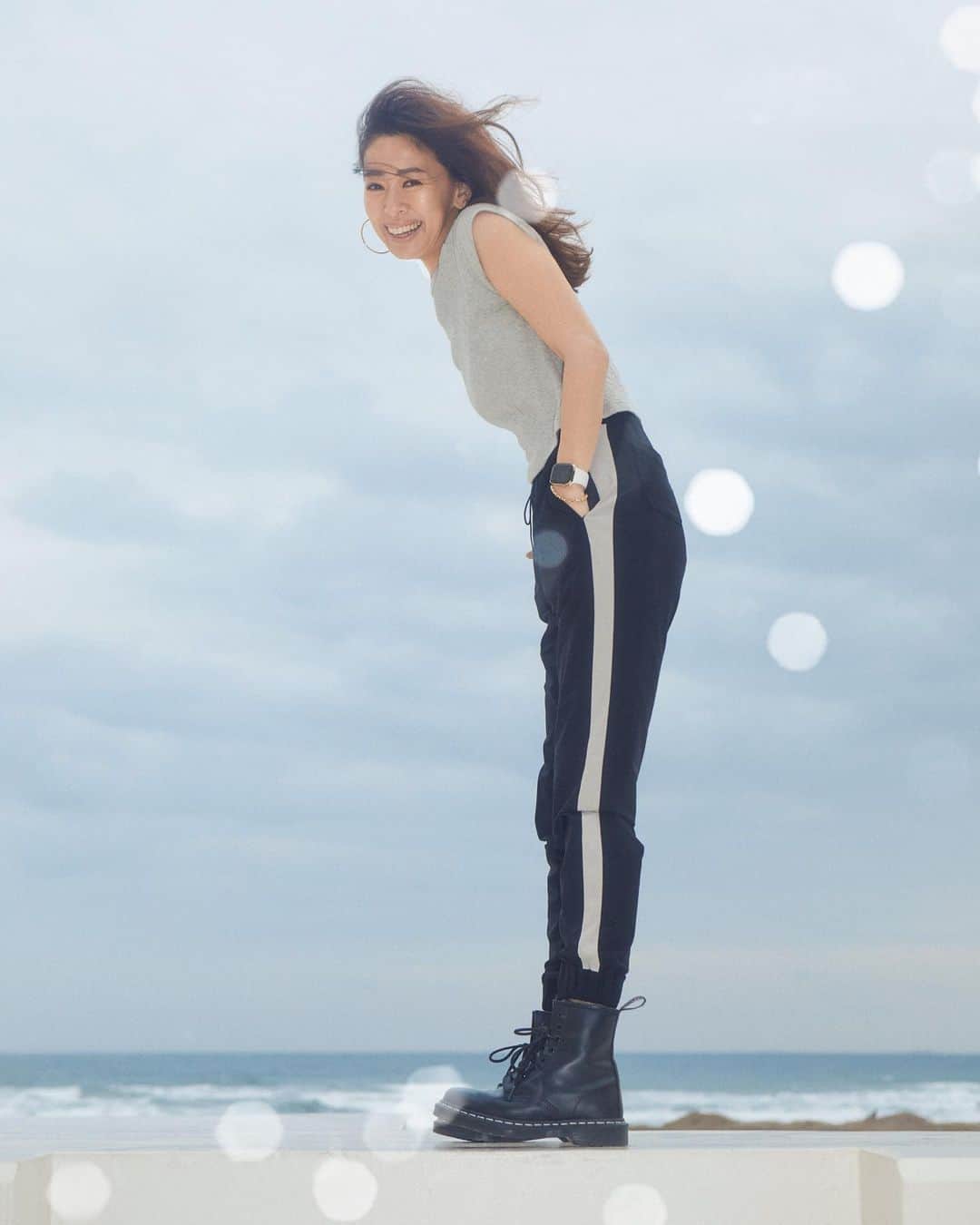 野沢和香のインスタグラム：「大人気の撥水ジョガーも 本日21：00〜再販です！ ブラック＆サンドベージュの2色展開✨ これまたサイドラインの騙し絵効果🤣でめっちゃ細見えするやつです✌️おまけにレギンス生地のようにビヨンビヨン伸びて楽ちん＆膝が出ない優れもの〜♪  レギンスのピタピタが苦手な人にとってもオススメです♡ コンビネーションのyoga topと合わせてコーデできるブラック＆サンドの色展開です☺️  雨の日も怖くないボトムが1本あると便利✨ ヨガにトレーニングにランニングに普段着に、とーっても使える1本です！  ぜひお見逃しなく〜🙏」