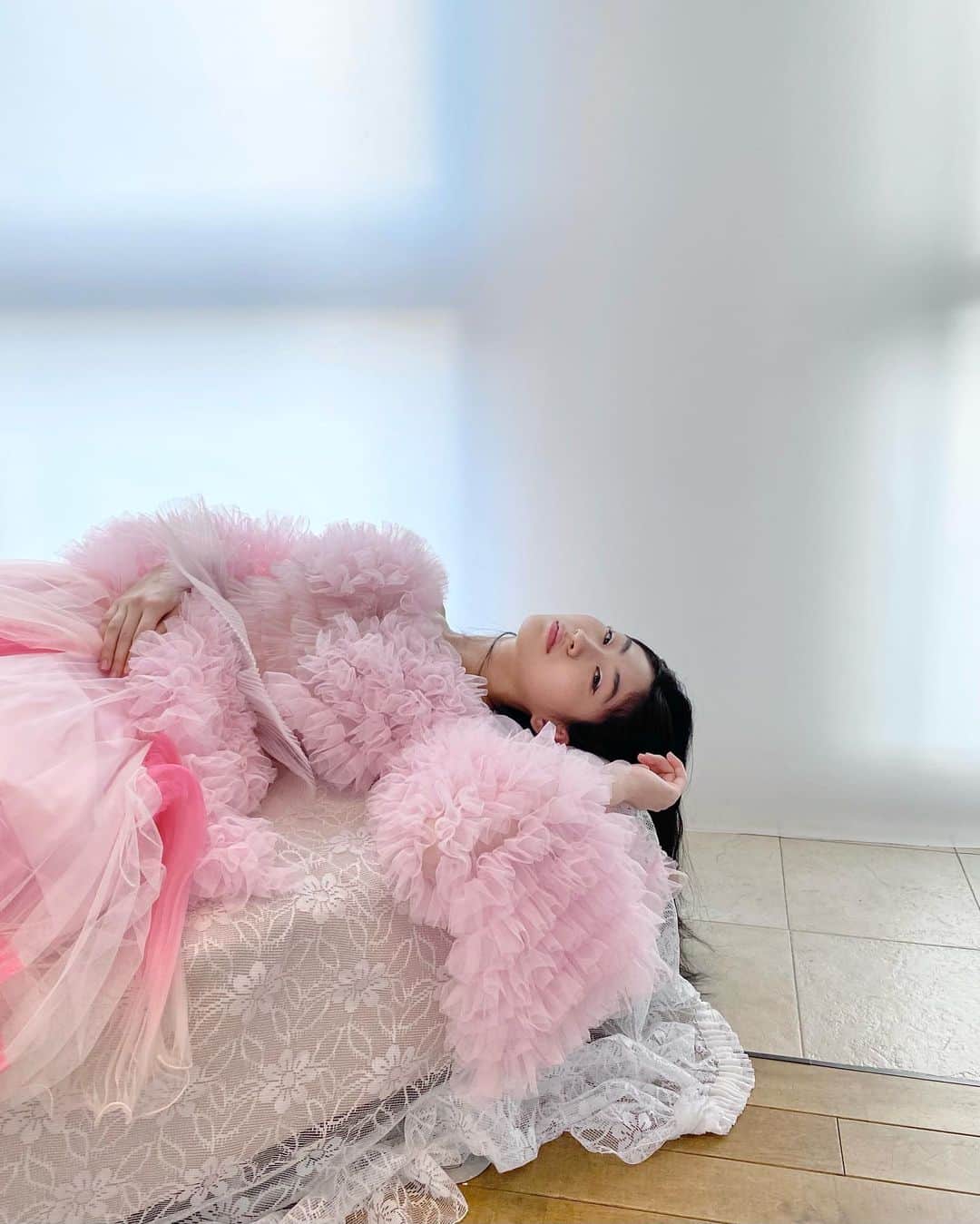 ARAKI SHIROのインスタグラム：「-pinky mermaid dress and wire headpiece in soft sunlight/behind the shoot- with @shige_nn   #ARAKISHIRO #emergingdesigner #アラキシロウ」