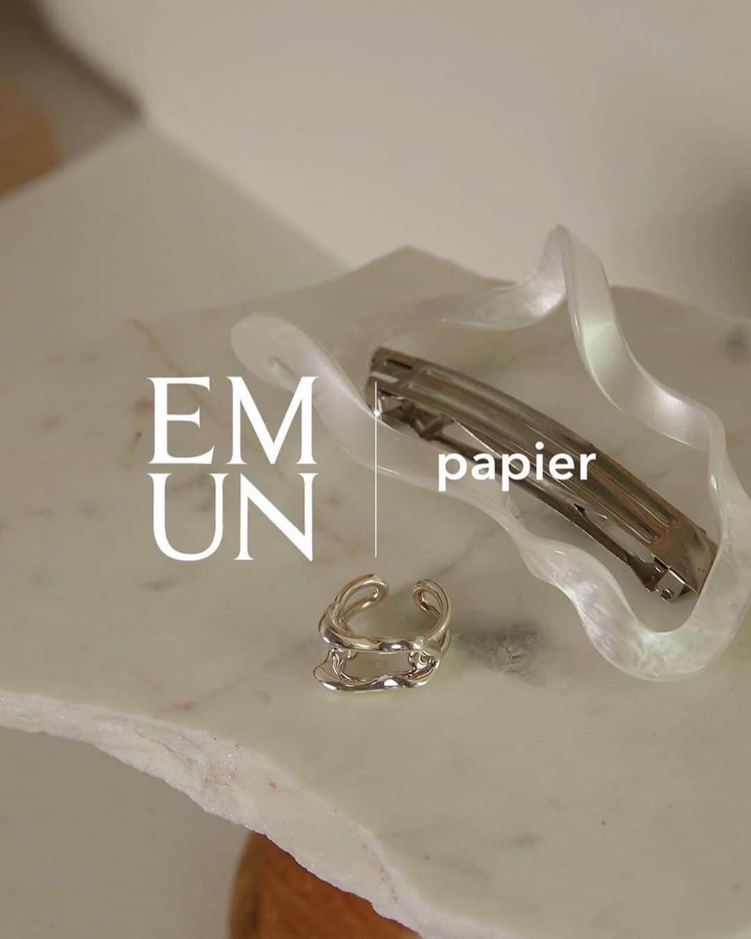 のインスタグラム：「@papier_formel × @emun_official   emun初のコラボレーションを なんとpapierさんと行わせて頂きました...✨♡  @meikoban さんと初めお会いしたのは1年前... 共通の知人を通して(私の大親友でありメイコさんの密接なママ友) めいこさんとはそれから何度かお会いし意気投合🫶 とにかくバイタリティが凄くて エネルギッシュな方に私も沢山エネルギーを頂くような方なんです😌  今回コラボレーションのお話を頂きそれはそれは光栄で...🥲 改めて、縁って凄いなと実感しました。 人と人との繋がりを大切にしてきた自分にとって、改めて 確信しました。 今回のコラボレーションジュエリーはリング "Twist ring" ミニマムからデコラティブな装いまで幅広くハマる、 お洋服とジュエリーの関係性の重要さを再確認した リングに仕上がりました✨🥹  販売につきましては @papier_formel のアナウンスをご参考頂きますようお願い致します😌✨  📍papier POPUPSTORE IN SHINJUKU ISETAN 9/27(WED)-10/03(TUE) 9/27(水）より伊勢丹新宿本館2階 TOKYO CLOSETにて papier POPUP STOREにて受注販売。」