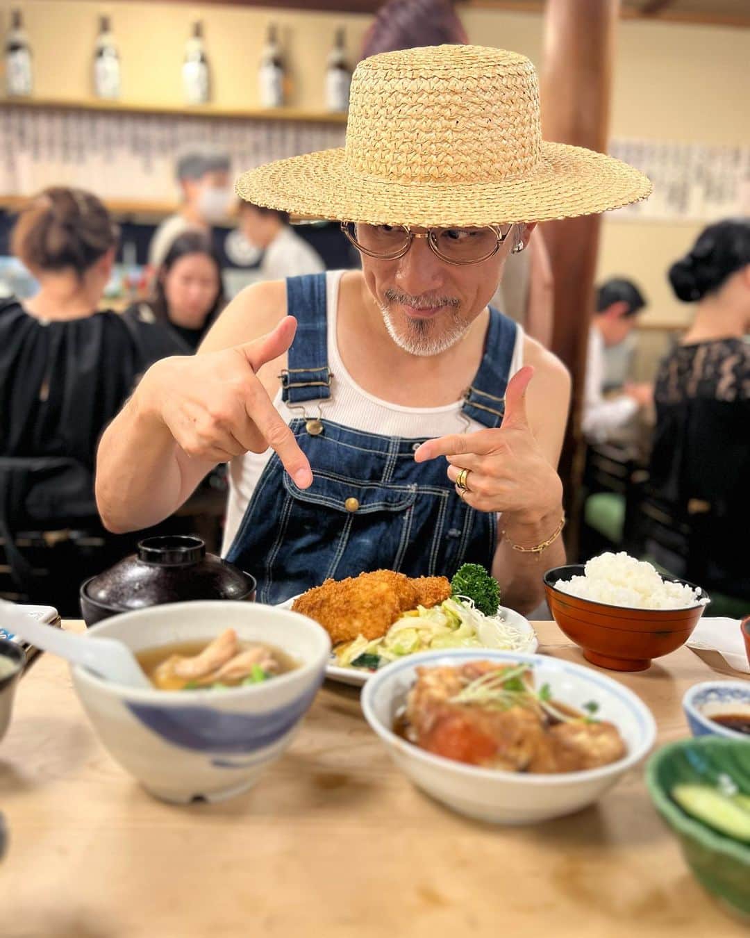 Megのインスタグラム：「金ちゃんと待ち合わせして銀座ランチ  洒落たお店よりこういうお店が大好きである  いつもお茶目な金ちゃん 私はあなたの写真はいくらでも撮れますよ♡  #銀座 #三州屋銀座本店」