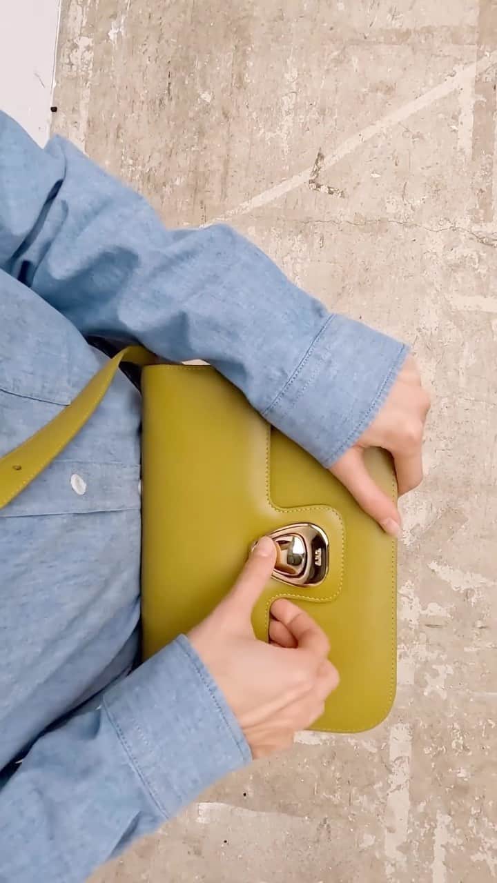 アーペーセーのインスタグラム：「Make a quiet statement. Bring your Astra bag to the party.  #APCParis」