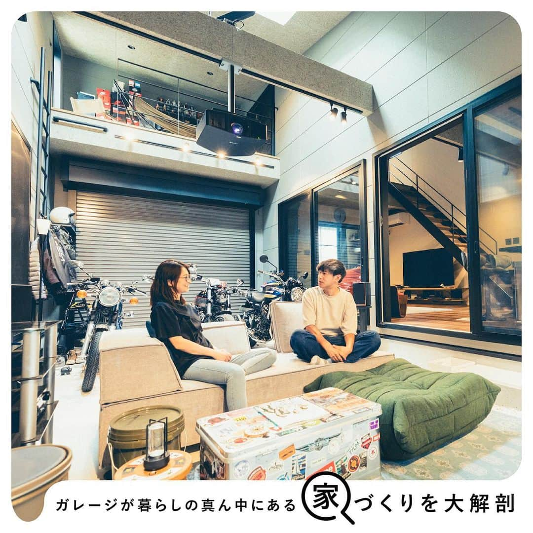 RE住むRENOVATIONさんのインスタグラム写真 - (RE住むRENOVATIONInstagram)「ガレージが真ん中にある暮らし。バイクと映画を楽しむ夫婦の家づくりを大解剖  人によって家での過ごし方は千差万別。リビングやキッチンなど住環境へのこだわりは、人それぞれ変わってくるはずです。Doliveが、その人らしい家づくりを大解剖します。  今回ご紹介するのはDoliveとGORDON MILLERが共創した「THE HOUSE GARAGE PROJECT」に暮らす井田さん宅です。  井田さん夫婦にとってガレージは、朝コーヒーを飲んだり、極上の設備で映画を鑑賞する第二のリビング。そんな暮らしを叶える住まいって？  詳しくは記事をご覧ください。 @dolive.media  --- DoliveアプリではDolive media記事のほか、 サイトに載っていない特別記事も公開中。 App Storeで【Doliveアプリ】と検索してみてね。  #dolivemedia #dolive #doliveアプリ #君はどんな家に住みたい #家づくりを大解剖 #家 #部屋 #住まい #暮らし #住宅 #家具 #ライフスタイル #インテリア #暮らしのアイデア #暮らしのヒント #内観 #内観デザイン#好きなものに囲まれた暮らし #ディスプレイ #家づくり #家づくりのアイデア #真鶴 #二拠点生活 #デュアルライフ #海が見える家 #窓からの景色 #吹き抜けリビング」9月14日 17時34分 - dolive.media