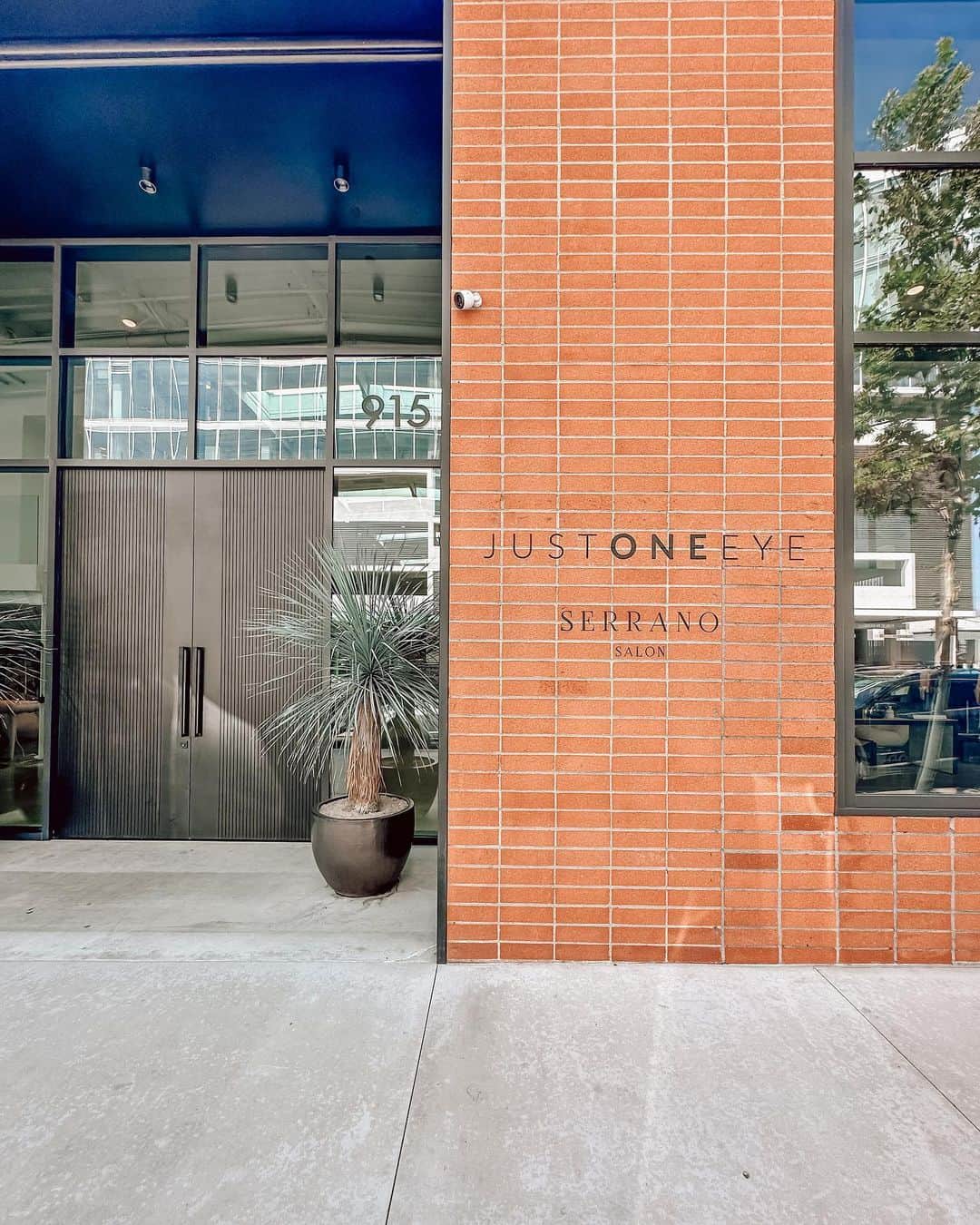 のインスタグラム：「One of the coolest store I have found @justoneeye   たまたま見つけたお店。 店構えがカッコよかったから、中に入ったら更にカッコよかった。  セレクトショップの奥にはバーと美容師まである！  天井高く、大きな窓ガラスからLAの日差しが差し雰囲気最高！  メンズ、レディース共に非常にセレクションがいけていた💚ファッション好きの方はLAに行かれた際は是非😁  女性オーナーらしい！ すげー  いつか自分も、、、、、  #justoneeye  #losangeles」