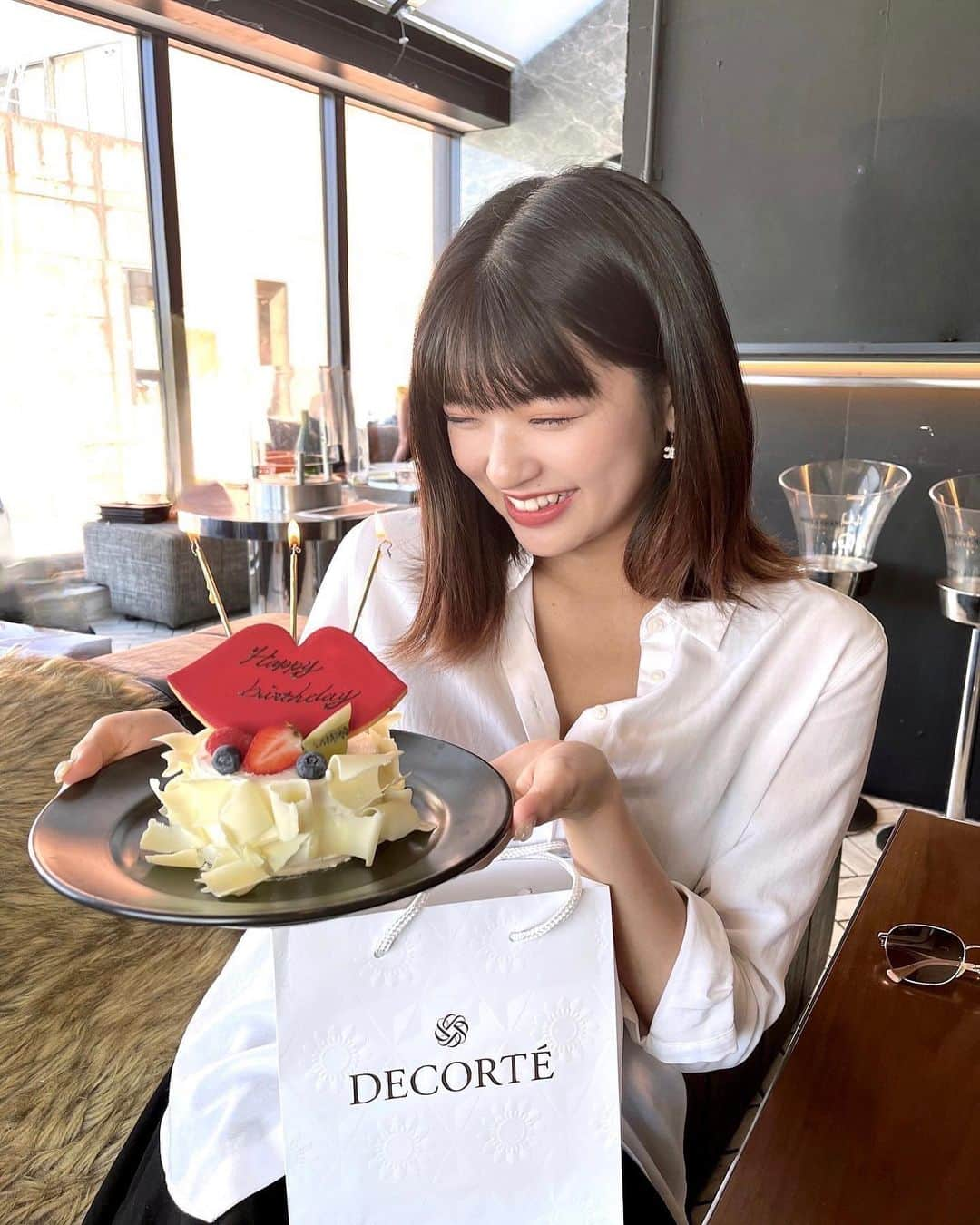 鈴木千夏のインスタグラム：「友達がお祝いしてくれた🥰🎂 〜火を消す前の挙動不審な私を添えて〜  #カフェ #カフェ巡り #カフェご飯 #カフェランチ #表参道 #カフェ活 #サプライズケーキ #サプライズ #ありがとう😭 #コスメデコルテ #コスデコ #コスメ #誕生日ケーキ #ショートケーキ #mercerbrunch #mercerbrunchterracehousetokyo」