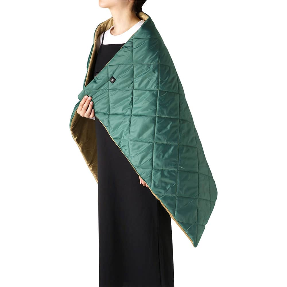 BRID 【NEXTANDARD MARKET】さんのインスタグラム写真 - (BRID 【NEXTANDARD MARKET】Instagram)「. 【新商品入荷】  2023 MOLDING USB QUILT BLANKET BICOLOR  人気のストリートダウンカラーを落とし込んだUSBブランケット。 お手持ちのモバイルバッテリー等のUSB電源に接続することでブランケットに内蔵されたヒーターが温まります。 内側をベージュに統一した 2カラーのテイストは、様々なシーンでファッションを楽しむように使用できます。  大判サイズなので、男性でも腰に巻けるゆったりサイズのブランケット。  ・温度は3段階での調節可能 ・自動OFFタイマー機能(約2時間)あり ・モバイルバッテリー用ポケット付属 ・羽織用ボタン付 ・速熱機能 ・丸洗い可 ・ブランケットと同カラーの専用バック付属  Color：Orange / Red / Blue / Green  商品の詳細は、画像に貼ってあるリンクからご覧ください。 →@brid_japan  #brid_japan #bridのある暮らし #ブリッド #MERCROS #メルクロス #USBblanket #USBブランケット #ブランケット #インテリア雑貨 #キルトブランケット #アウトドア #ベランピング #テレワーク #寒さ対策グッズ #タイマー付き #洗濯可能 #温活 #温活グッズ #電気ブランケット」9月14日 17時40分 - brid_japan