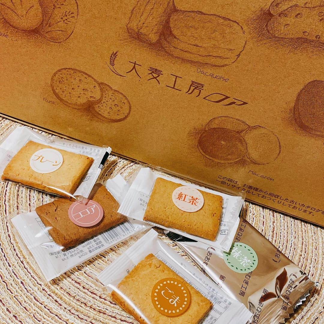 mizukiのインスタグラム：「.  大麦おからクッキー🍪  小麦を使ってない グルテンフリーのお菓子は 個人的に物足りないイメージだったけど これは満足感がすごかった🌟  味も美味しくて噛みごたえもあって 満腹感があるから最高🍪☕️  国産大麦の食物繊維もたっぷり◎  色んな味があってどれも美味しかった🫶🏻  製造過程で割れたりしたわけあり商品で かなりお得に買えるよ✌🏻 しかも届いたものほぼ割れてなかった🌟  PR @oomugi_roa #おおむぎ工房 #大麦工房ロア #おからクッキー #おからスイーツ #小麦不使用 #大麦 #食物繊維たっぷり #腸活ダイエット #腸活 #グルテンフリー #ダイエット #健康」
