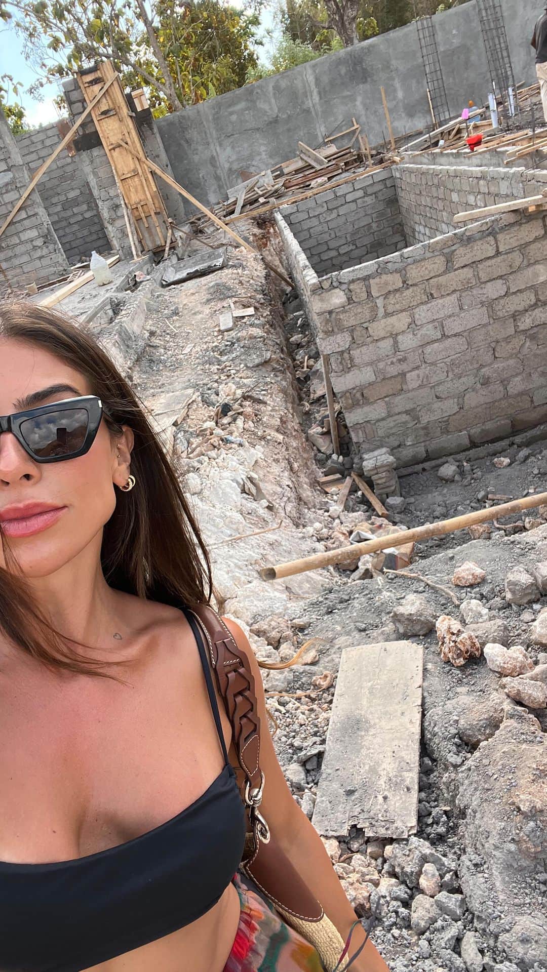 Rachel Apollonioのインスタグラム：「Finalmente compartilhando a realização de um sonho! Esse eu venho sonhando e me programando há uns 6 anos..  encontrei meu cantinho exatamente na localização que eu queria, e em breve (aproximadamente agosto 2024) vcs vão poder sonhar comigo e se hospedar na minha @villa.linda.bali 🤍🐚  Uma villa de 2 suítes, piscina, sala, cozinha.. a menos de 2 min andando do Ours e do Bukit Cafe, 2 minutos de moto da praia de padang~padang, 7 minutos de moto da praia de bingin e da praia de uluwatu 🥰 Como é bom sonhar, e REALIZAR  Coming soon @villa.linda.bali」
