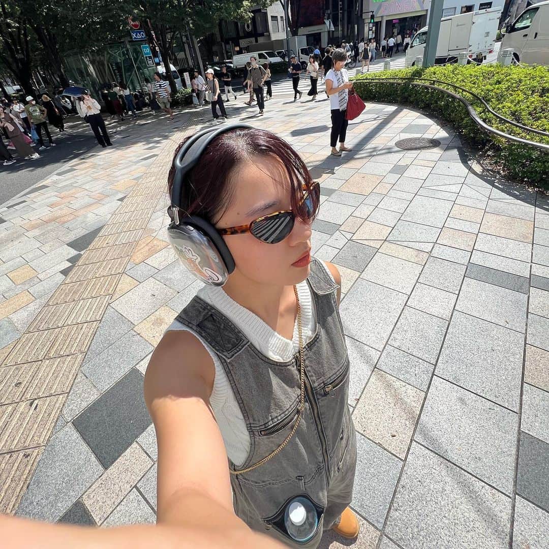 武部柚那のインスタグラム：「サングラスでリップのみ ノイキャン🎧 ポッケにペットボトル 基本手に何も持ちたくない 久々のおひとり様時間のリアル🙃🌈」