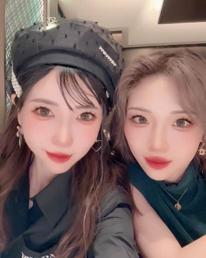 りんか社長のインスタグラム：「【ミステイク】写真と思ってキメ顔してると動画だった時。（あるある）  ※某鳥さんを食べてました。  #中国美容展示会 #中展示会 #CIBE #CBE #世界最大美容展示会 #ビューティーワールドジャパン #ビューティーワールド の15倍」
