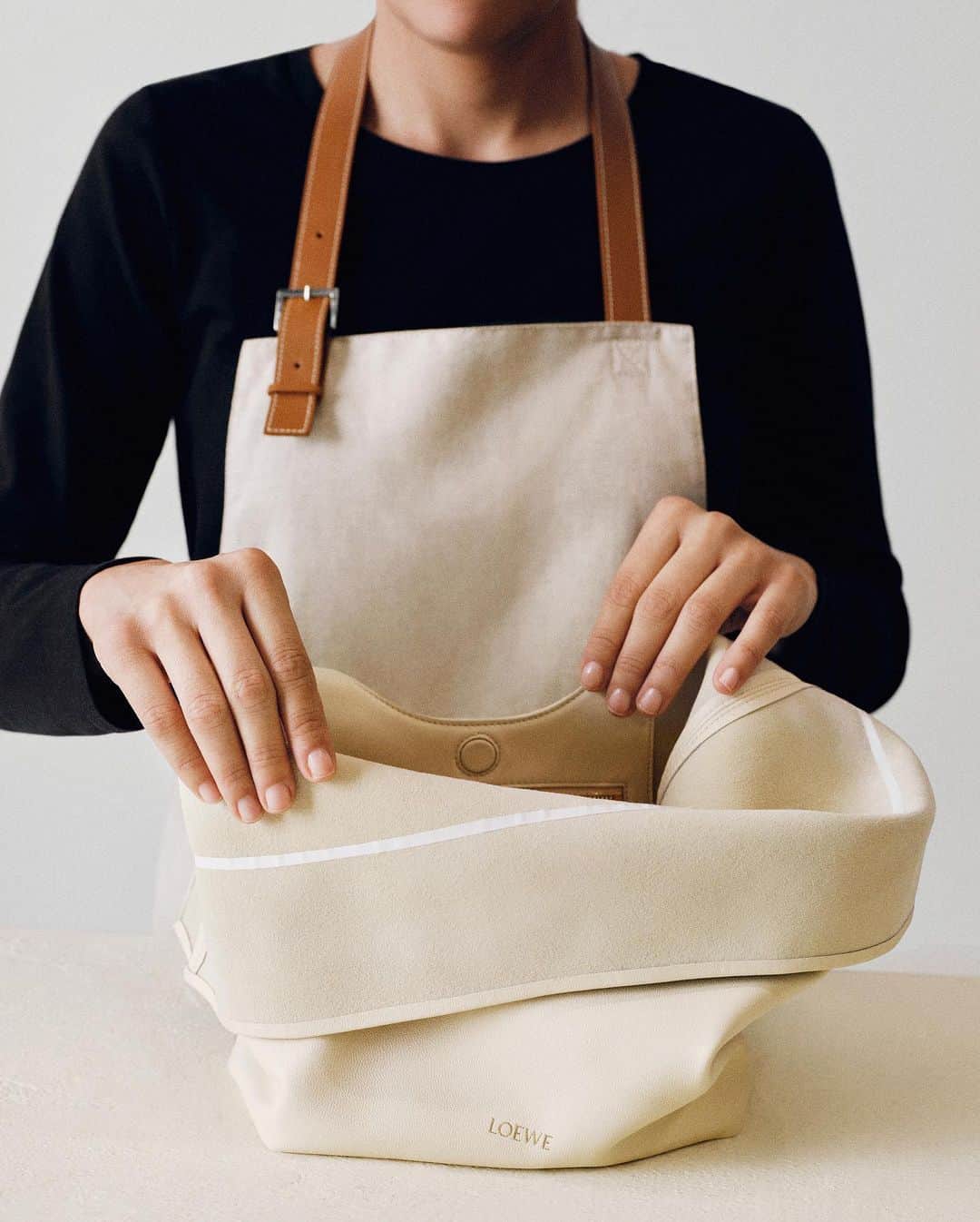 LVMHさんのインスタグラム写真 - (LVMHInstagram)「@loewe introduces the Squeeze bag.  With its distinctive look and sophisticated atittude, the Squeeze is not only a new take in the world of soft bags – it is a statement.  #LVMH #Loewe」9月14日 19時05分 - lvmh
