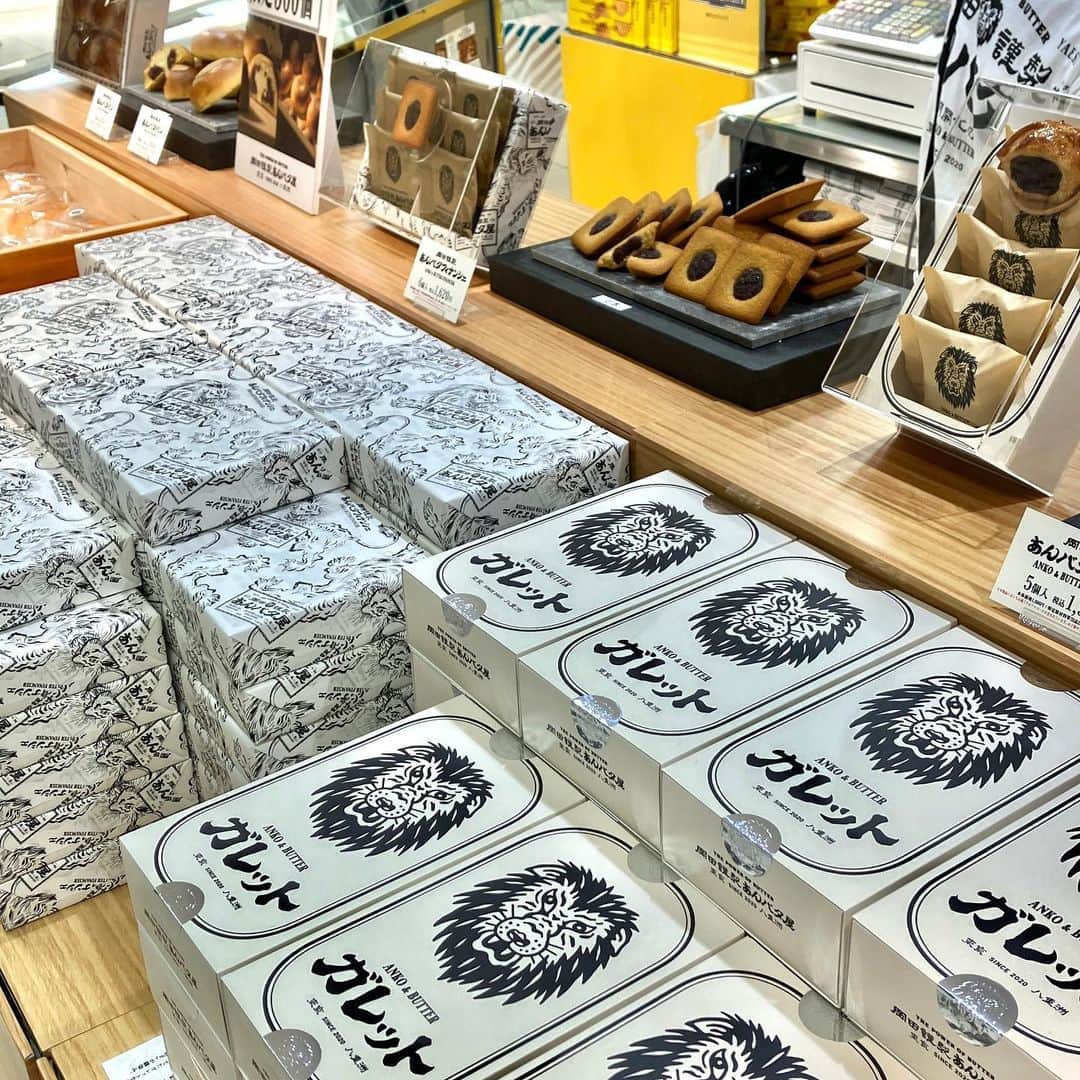 daimarusapporoさんのインスタグラム写真 - (daimarusapporoInstagram)「あんこ❤キャラメル🧡栗💛 地1階 ほっぺタウンには、今週も期間限定のスイーツショップが出店中🥰  ❤〈岡田謹製 あんバタ屋〉 あんことバターを閉じ込めた「あんバタパン」や香ばしい「あんバタフィナンシェ」など、あんことバターのすてきな組み合わせが様々なスイーツに！ 遊び心のあるインパクト抜群なパッケージは、お手土産にもおすすめです🦁  🧡〈上野風月堂〉 ウエハースに砂糖とメイプルシュガーをのせてカラメリゼした「東京カラメリゼ」が人気！ シューケットや「ゴーフランタン」など、様々な食感で楽しめます。  💛〈銀座鈴屋〉 栗好きにはたまらない和スイーツ🌰 ぜんざいや甘納豆など、栗を堪能できるお菓子がたくさんです。  今週も、一度は味わってみたい注目のスイーツばかり。 ぜひ店頭でご覧ください！  ※すべて9/19(火)まで  #大丸札幌 #札幌スイーツ #お取り寄せスイーツ #あんバター #あんこスイーツ #あんぱん #あんバターパン #東京カラメリゼ #キャラメルスイーツ #栗スイーツ #秋スイーツ」9月14日 17時53分 - daimarusapporo