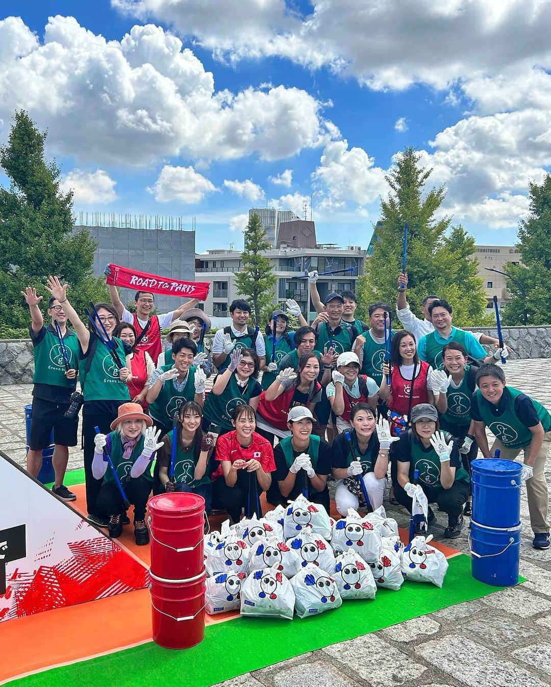 迫田さおりさんのインスタグラム写真 - (迫田さおりInstagram)「・ 今日は代々木公園から代々木第一体育館の歩道のゴミ拾いをグリーンバードの方々とJVAアスリート委員会の方々と一緒にしてきました‼︎ ・ バボちゃんのゴミ袋も作ってくださりますますやる気が入りました💪🏻 ・ ゴミを拾ったあとは代々木第一体育館入り口付近に「ゴミ袋でアタック」っという、ゴミ拾いをした後も少しでも楽しんでもらおうとブース？も設置していありますよ😊 ・ 1番は拾うゴミが無くなることが1番ですが、パリ五輪予選中ぜひ渋谷の街も綺麗にみんなで協力しながら過ごせる期間になればいいなーっと思います😊 ・ 会場の準備も進んでいました‼︎ 16日から始まるパリ五輪予選/ワールドカップバレー大会、引き続き応援よろしくお願いいたします‼︎ ・ ・ #バレーボール #パリ五輪予選 #フジテレビ #アスリート委員会」9月14日 17時48分 - saori.rio