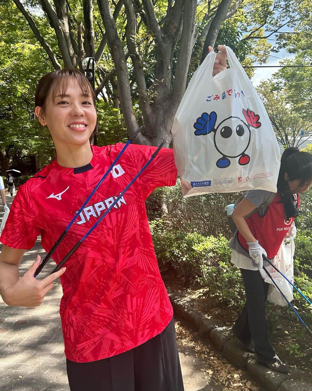 迫田さおりさんのインスタグラム写真 - (迫田さおりInstagram)「・ 今日は代々木公園から代々木第一体育館の歩道のゴミ拾いをグリーンバードの方々とJVAアスリート委員会の方々と一緒にしてきました‼︎ ・ バボちゃんのゴミ袋も作ってくださりますますやる気が入りました💪🏻 ・ ゴミを拾ったあとは代々木第一体育館入り口付近に「ゴミ袋でアタック」っという、ゴミ拾いをした後も少しでも楽しんでもらおうとブース？も設置していありますよ😊 ・ 1番は拾うゴミが無くなることが1番ですが、パリ五輪予選中ぜひ渋谷の街も綺麗にみんなで協力しながら過ごせる期間になればいいなーっと思います😊 ・ 会場の準備も進んでいました‼︎ 16日から始まるパリ五輪予選/ワールドカップバレー大会、引き続き応援よろしくお願いいたします‼︎ ・ ・ #バレーボール #パリ五輪予選 #フジテレビ #アスリート委員会」9月14日 17時48分 - saori.rio