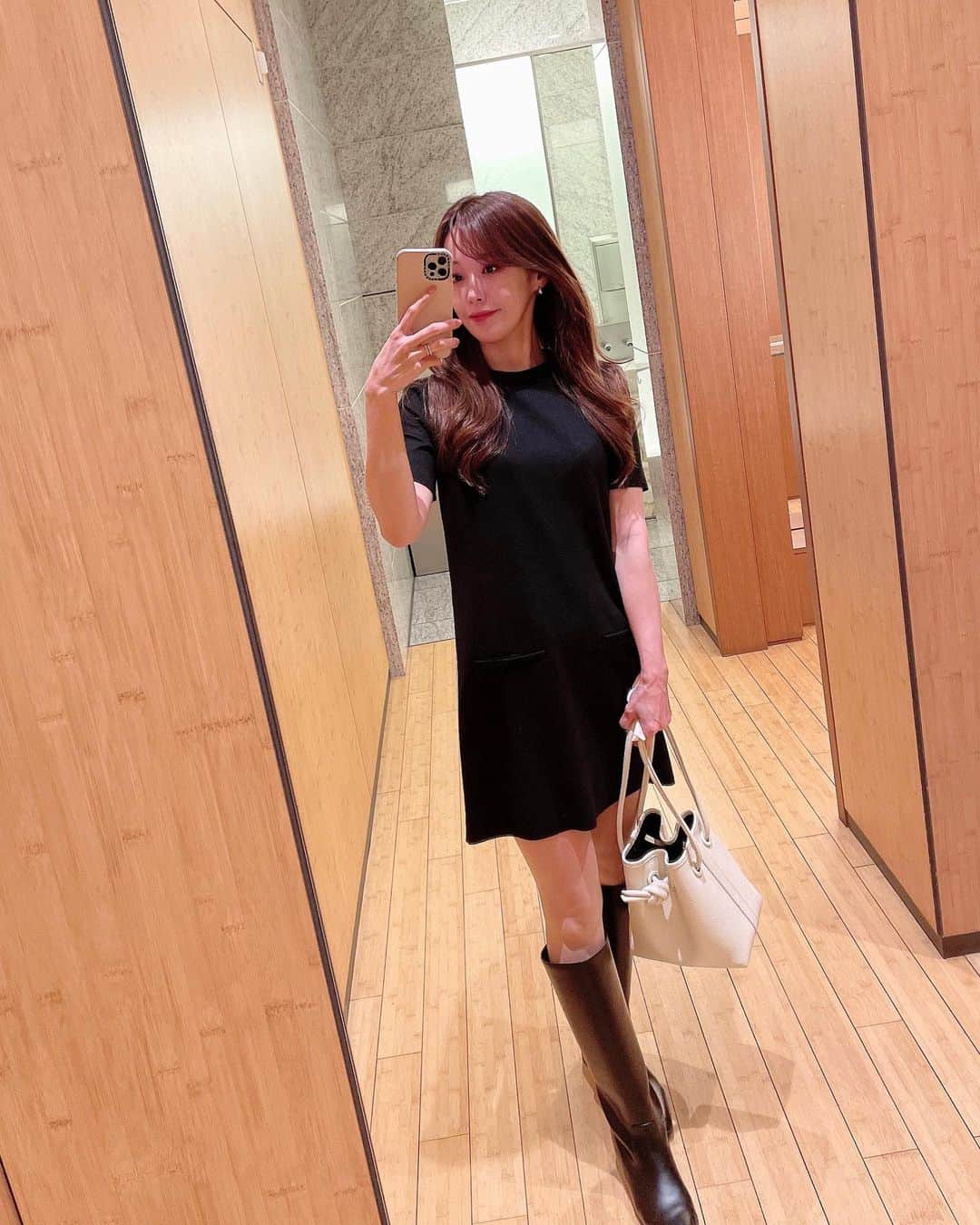 SARAKIMISAKIのインスタグラム：「いつかの🤳 少しずつ涼しくなってきて嬉しいです✨  🍂🤎🌰  . . . . . #ootd #って言ってみたいだけ  #秋コーデ #秋服 #🍂 #ファッション  #ブラックコーデ #ブーツ  #ゴルフ #ゴルフ女子 #私服コーデ  #美容 #美容好きな人と繋がりたい」