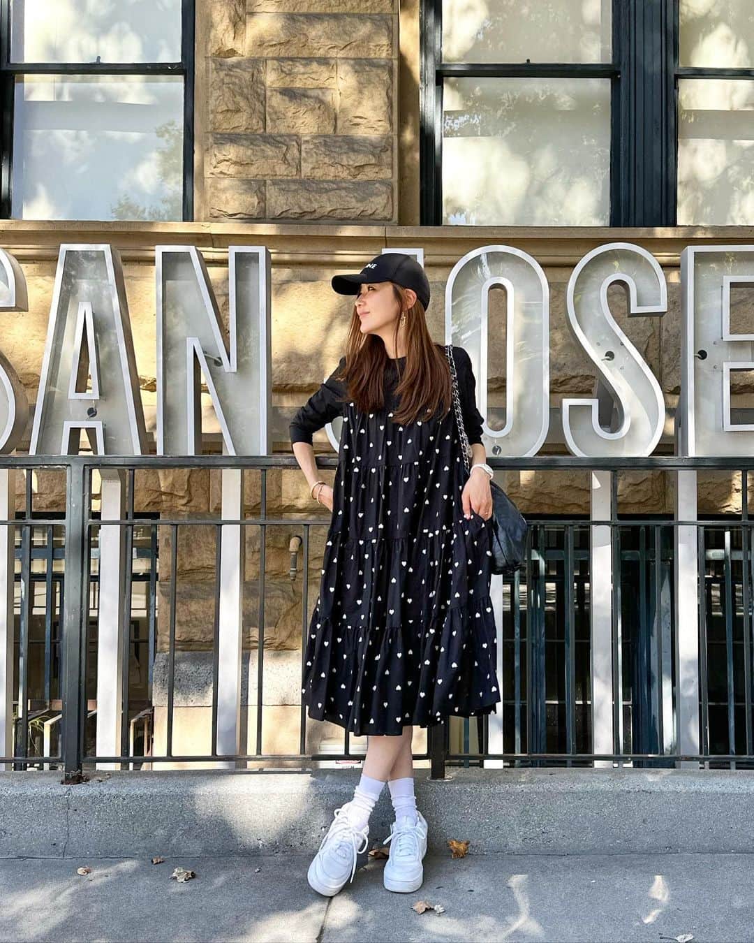 kiyomi medeirosのインスタグラム：「モノトーン🖤🤍🖤  dress…#obli cap…#celine shoes…#nike bag…#chanel」