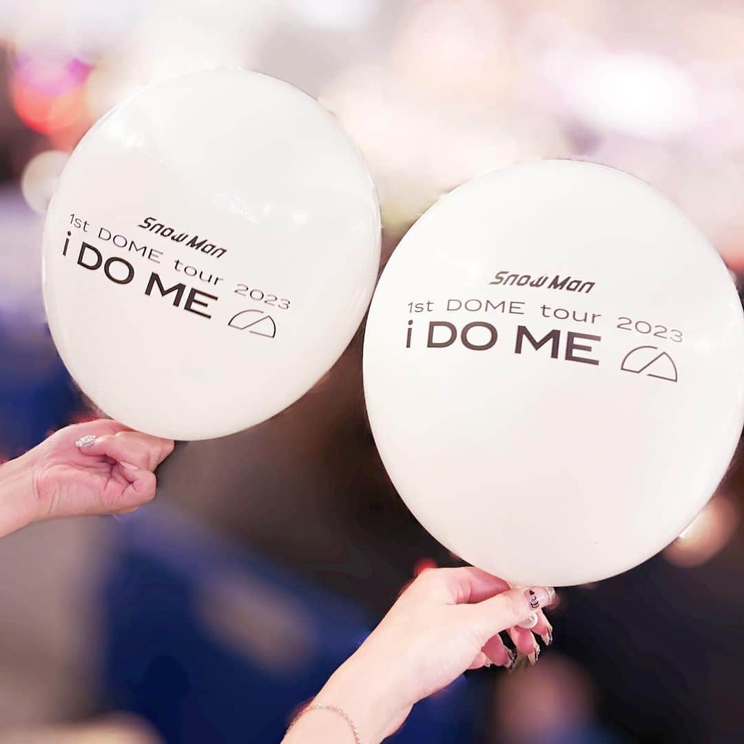 小倉里茉のインスタグラム：「🎀 . SnowMan 1st DOME tour 2023 i DO ME 0611 ❤︎ @東京ドーム . まじ目黒立ち位置すぎてごめんねだねーー⛓🎶🖤 ムビステとフロートこんなドンピシャ？レベルで きゃっきゃしちゃったよおばさんฅ( ̳• 。 • ̳🎀)و 💕 . 今までたくさん近くで見る機会なんかあったけど 見事にカズヤしか見てこなかった亀梨担なので あぁ、すげー実物スラッとしてんなぁ〜 ^_− ☆ かっこいいなぁ異次元🌟って気持ちでした‼️‼️ . ただKAT-TUNばかり行ってると慣れないこと多くて 少しアセ( ᴖ ·̫ ᴖ )💦でもめちゃたのでした🌸 .」