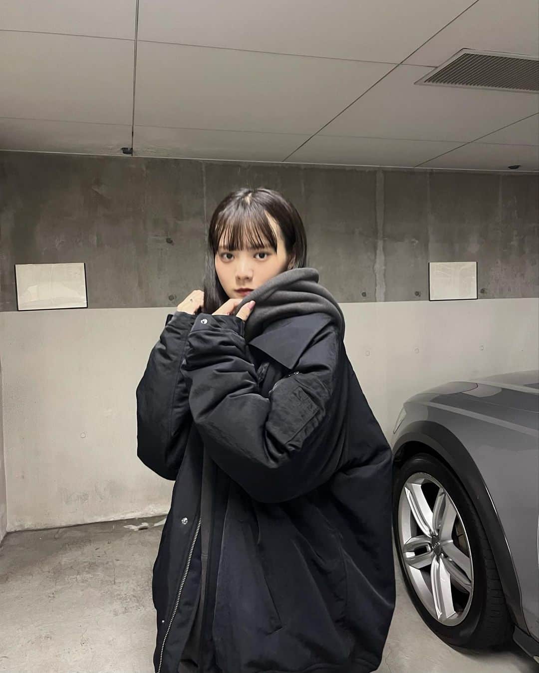木村なつみのインスタグラム：「全身 新作！ かなりメンズライクに👦🏻 理想のメンズ服かも🫂 ジャケットのボア外してみたよ~  ・hoodifleece lining hoodie 柔らかく肌触りの良い上質な裏毛を使用した使用したフーディ。本当気持ちいいこの生地！ 両面起毛されているので本当に暖かい~暑すぎて汗だく ハリがあって大きいフードとワイドなゆったりとしたシルエットが際立つ、 フードが大きいの後ろ姿のバランスが好きすぎる、かわいいいいい  ・nylon padding jacket 柔らかくマットな風合いが上品なナイロン素材を使用したジャケット。この生地めっちゃお気に入り。 ドカジャンをベースとしたワークスタイルアイテムだけど生地の上質さとオーバーサイズのシルエットで女の子にも似合うように◎ 中綿が入ってるからめっちゃ暖かい！ ボアの襟を外したら一気にメンズ寄りになった-！ ちなみに私が着てるのはメンズサイズ！   ・nylom cargo pants ボリューム感が可愛いパンツ。 上品なナイロン素材でバランスをとりました 実はアウターと同じ生地。一緒にきても可愛い 膝のタックで立体的なシルエットに。 裾絞れます！ウエストゴム！ シワ加工と撥水加工も◎  New item  online 9/24〜 exhibition 9/24  11:00~21:00 25  11:00~20:00 📍Nakameguro」