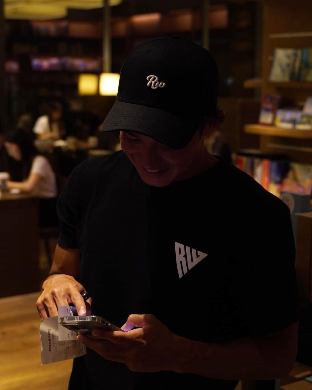 荒井陸のインスタグラム：「☕️🌘 @roughwell_wear」
