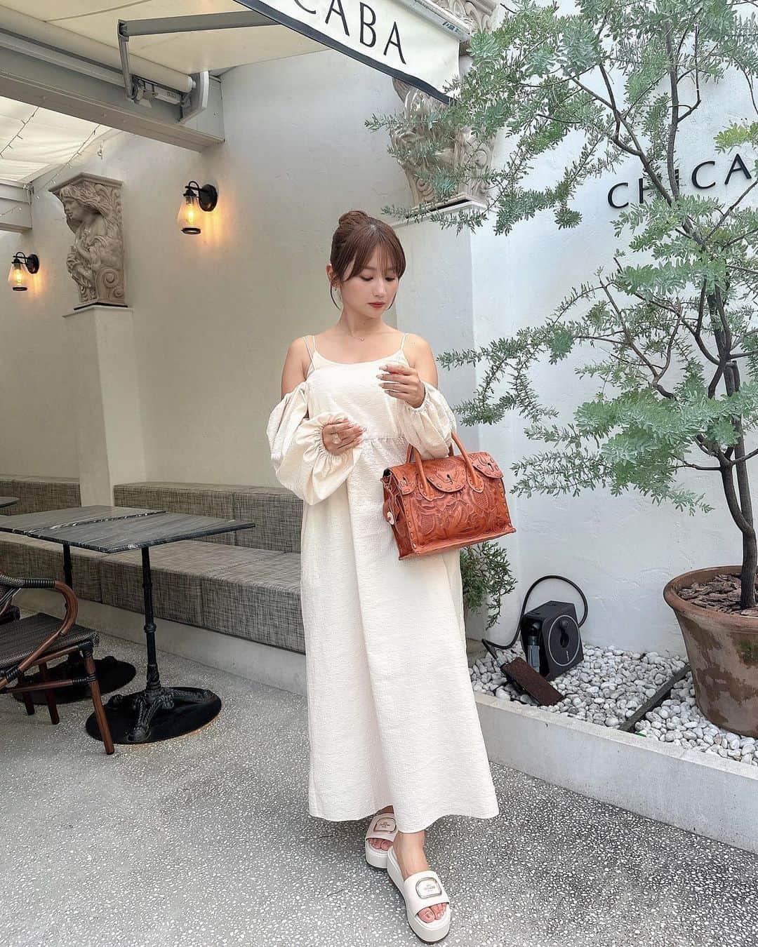 細沼紗花のインスタグラム：「.  cafe day …☕️♡  one-piece @kastane_  bag @carvingtribes  shoes @coach   . #ワンピースコーデ #おだんごヘア」