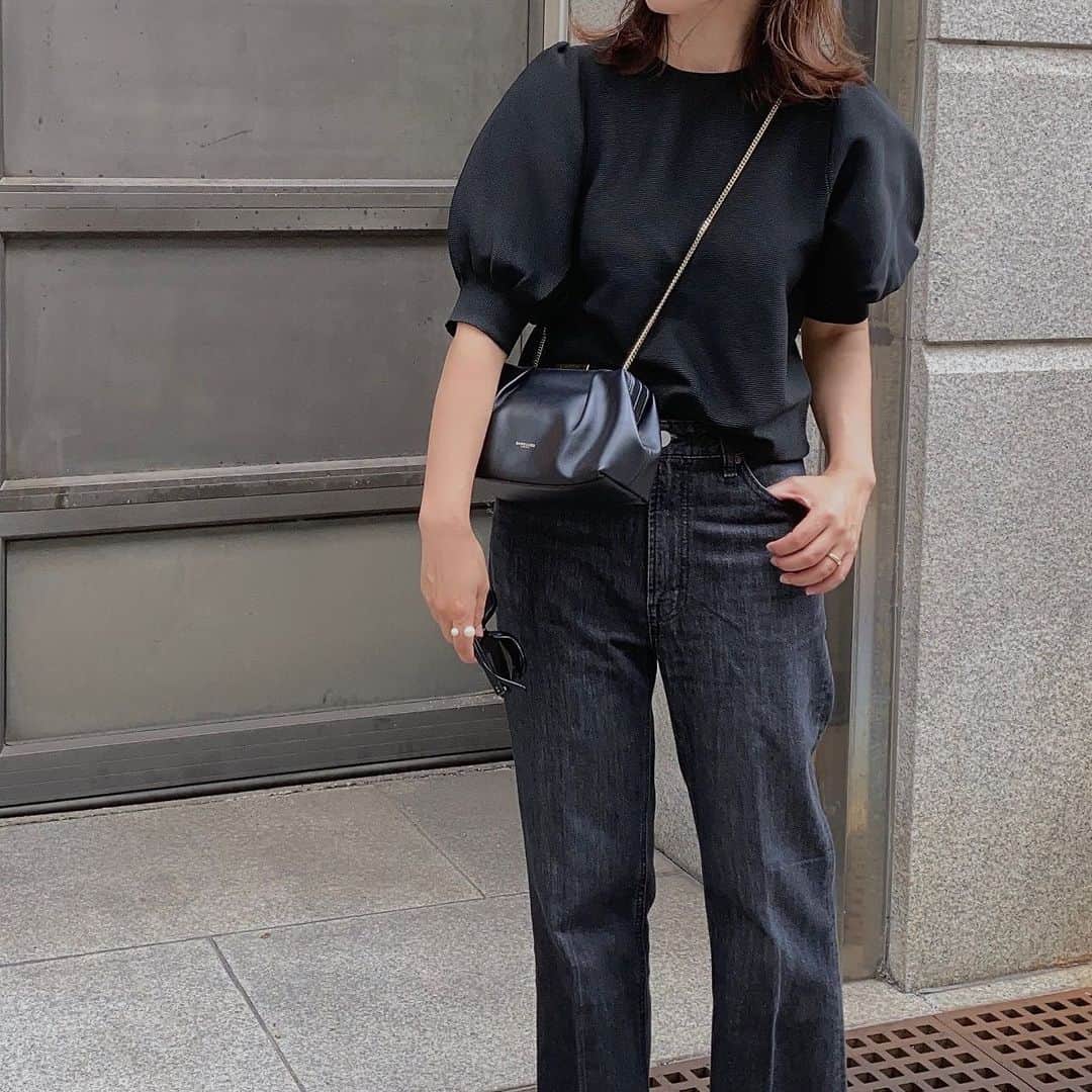 のインスタグラム：「・ 日中はまだまだ暑い💦 春に買ったアローズのトップスが役に立つ☺️  tops #unitedarrows jeans #milaowen  bag #demellierlondon  shoes #baldan  #ユナイテッドアローズ#ミラオーウェンコーデ#ブラックコーディネート#ブラックデニム#大人カジュアル#きれいめカジュアル」