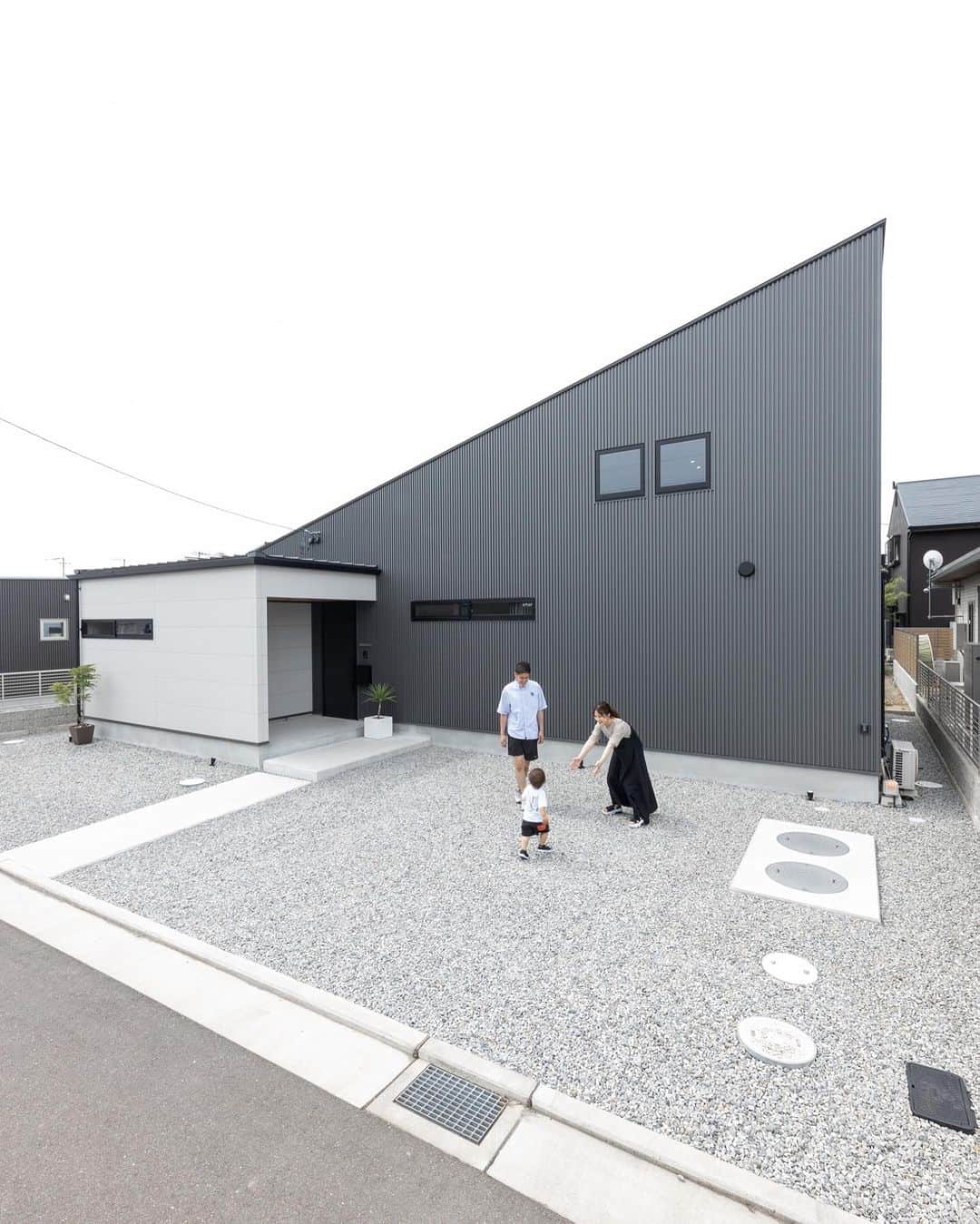 ソラマド香川のインスタグラム：「長く愛せる家づくり。  ---------------------------------------  もっと施工事例を見たい方はこちら   @soramado_kagawa  #ソラマド香川  ---------------------------------------  🏠【常設モデル】宇多津モデル  綾歌郡宇多津町浜三番丁22-4 🏠 多肥モデル販売中！ 高松市多肥上町 分譲地内   ---------------------------------------  ソラマド香川( #センコー産業 株式会社 ) 綾歌郡宇多津町浜三番丁22-4 電話番号：0120-49-7257 営業時間：10時〜17時(水曜定休日)  ---------------------------------------  #外観 #外観デザイン #ソラマド #ソラマドの家 #soramado」