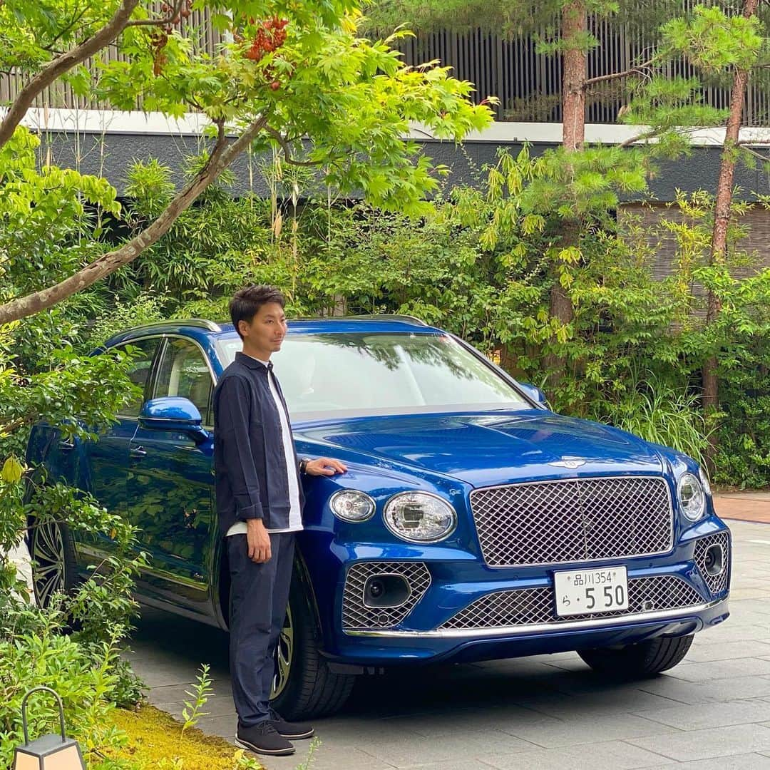 小原宏貴さんのインスタグラム写真 - (小原宏貴Instagram)「自動車とライフスタイル関連のWEBメディア「VAGUE」様の企画でベントレーのラグジュアリーSUV「ベンテイガ」のPRに参加させていただきました。  ブラウザで「VAGUE 」「小原流」と検索をかけると簡単に記事が見つかります。 ぜひご覧ください。  〜〜〜  #小原流 #いけばな小原流　 #ohararyu  #oharaschoolofikebana #いけばな #插花 #花藝 #ikebana #華道 #小原宏貴 #hirokiohara #花のある暮らし #花好きの人と繋がりたい #flowerstagram #flowersofinstagram #flowerartist #flower #flowers #flowerlovers #flowerphotography #instaflower」9月14日 17時55分 - ohararyu_ohara.hiroki