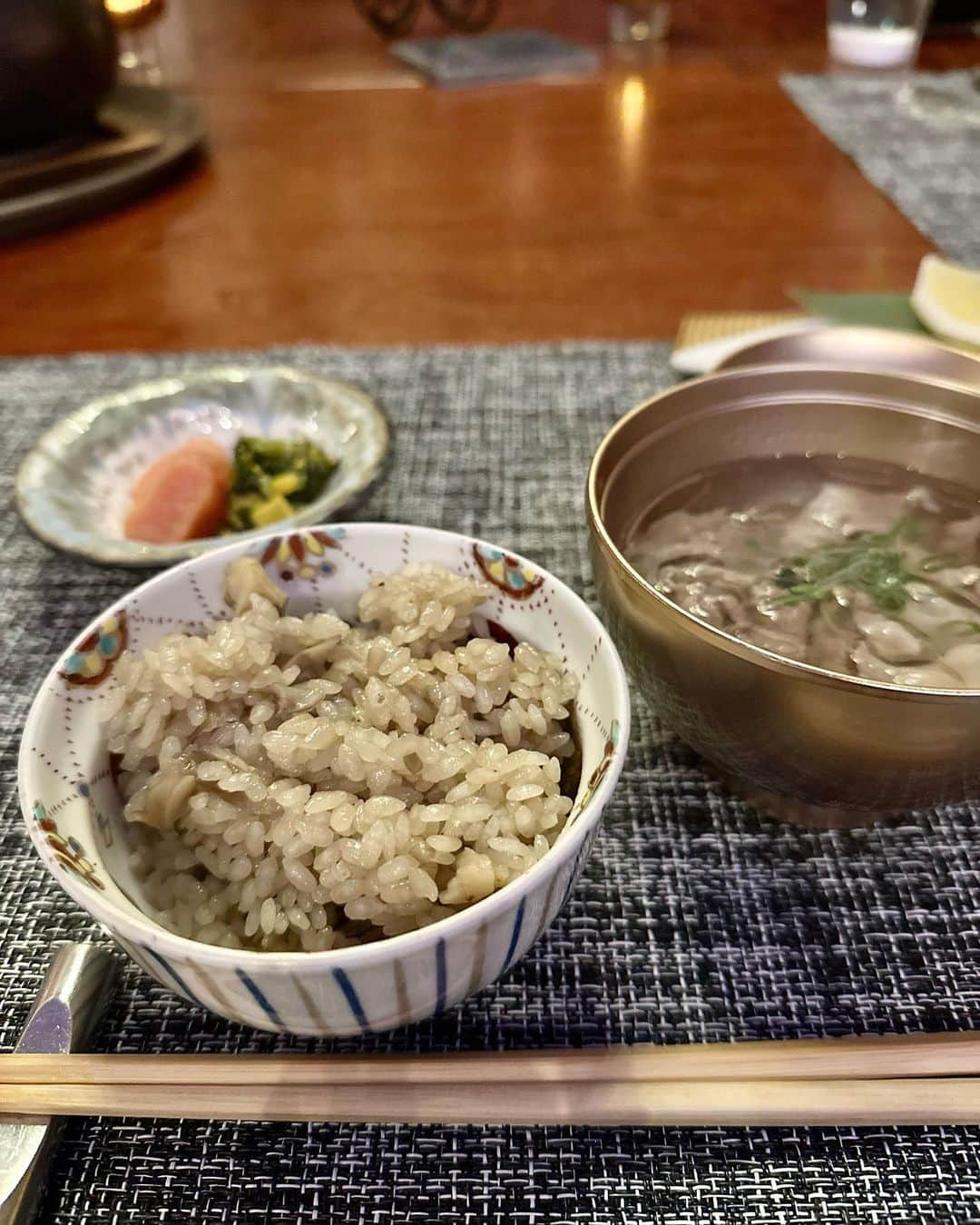 風間ゆみさんのインスタグラム写真 - (風間ゆみInstagram)「芝KOSO本店 @shiba_koso  さんで 宝石箱からキャビア👏👏👏 キャビアの下にサワークリームと淡路島の玉ねぎ とろけるお肉が💕 脂が苦手とお願いしたら 本当にちょうど良い赤身の部位を出してくれて  最後まで美味しくぺろりと頂きました😋  安心院のワイン  スパークリング・白・赤 どれも美味しかった🍷 お土産沢山 ありがとうございました🤗  #風間ゆみ#yumikazama#芝koso本店」9月14日 17時56分 - iamyumikazama