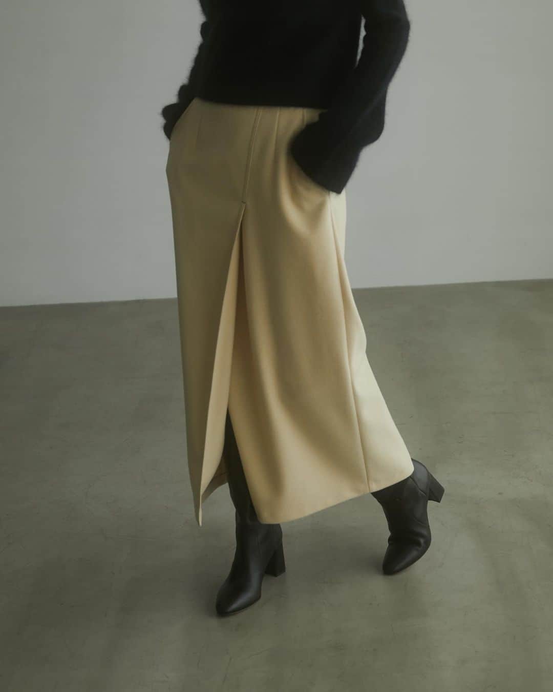 JewelChanges Official Accountさんのインスタグラム写真 - (JewelChanges Official AccountInstagram)「毎冬人気のジャージタイトスカートを今年はクリーンなデザインにアップデート  オフオン活躍してくれる毎冬人気のタイトスカート。 今年はラップ風のタックデザインでご用意しました。 ナローなシルエットですが適度にゆとりのある履き心地で、 ハイウエストのデザインでウエスト位置を高く見せてくれます◎  起毛感のある圧縮ジャージを使用。 体のラインが出すぎない肉厚な生地に、 見た目にもあたたかみのある素材でシーズンムードを高めてくれます。  秋口はブラウス合わせから、冬はハイゲージのニットとも相性◎で幅広く活躍してくれます。 足元はブーツ合わせでモードな着こなしから、ヒール合わせで通勤スタイルにもおすすめです。  fluffy ジャージ タイト スカート 6624-162-1671 ¥12,100  #emmelrefines  #エメルリファインズ  #unitedarrows  #ユナイテッドアローズ」9月14日 17時57分 - emmelrefines