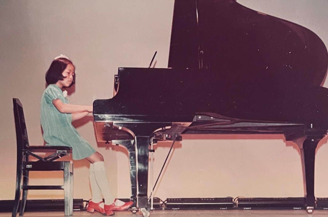 飯島真理のインスタグラム：「10 years old piano recital お気に入りのラベンダー色の靴で」
