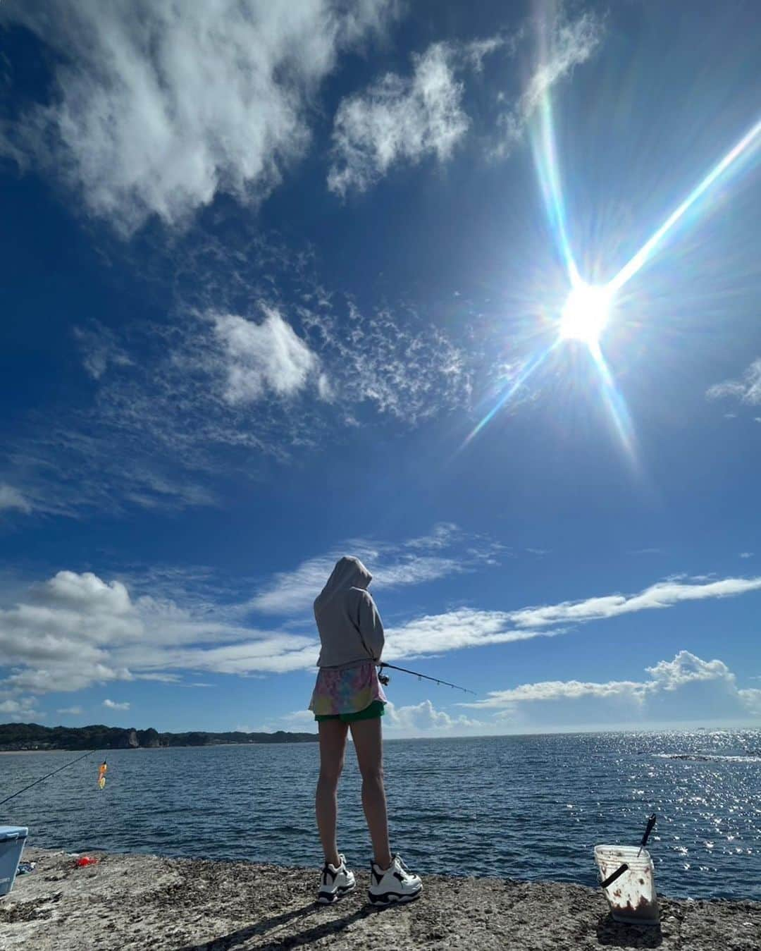 岡田ゆり子のインスタグラム：「🐟🐟🐟  別荘行って、近くの海で釣りして 美味しいご飯食べて帰ってきたプチ家族旅行。  付き添いだけのつもりだったから なにも準備もせずにパジャマで釣りしてきた。笑  まさかの初ぼうず。。。くやしーー ちゃんと準備してリベンジしに連れてってもおう🎣  #海 #釣り #実は海鮮丼とか食べられない　笑」