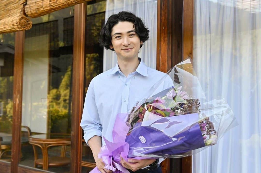 ハヤブサ消防団さんのインスタグラム写真 - (ハヤブサ消防団Instagram)「◯  ＼💐クランクアップ💐／  真鍋明光役 #古川雄大 さん⚠️  1話から怪しさ満載ながら 現場では爽やか笑顔という最強ギャップ😍  最後の最後まで 見逃せない展開を見せてくれます💪 ご期待ください😉  お疲れ様でした‼︎👏  #ハヤブサ消防団🚒 #最終回今夜9時‼️  🔥第8話配信中🔥 https://tver.jp/lp/episodes/epnyd2djsr」9月14日 18時00分 - hayabusa_ex2023