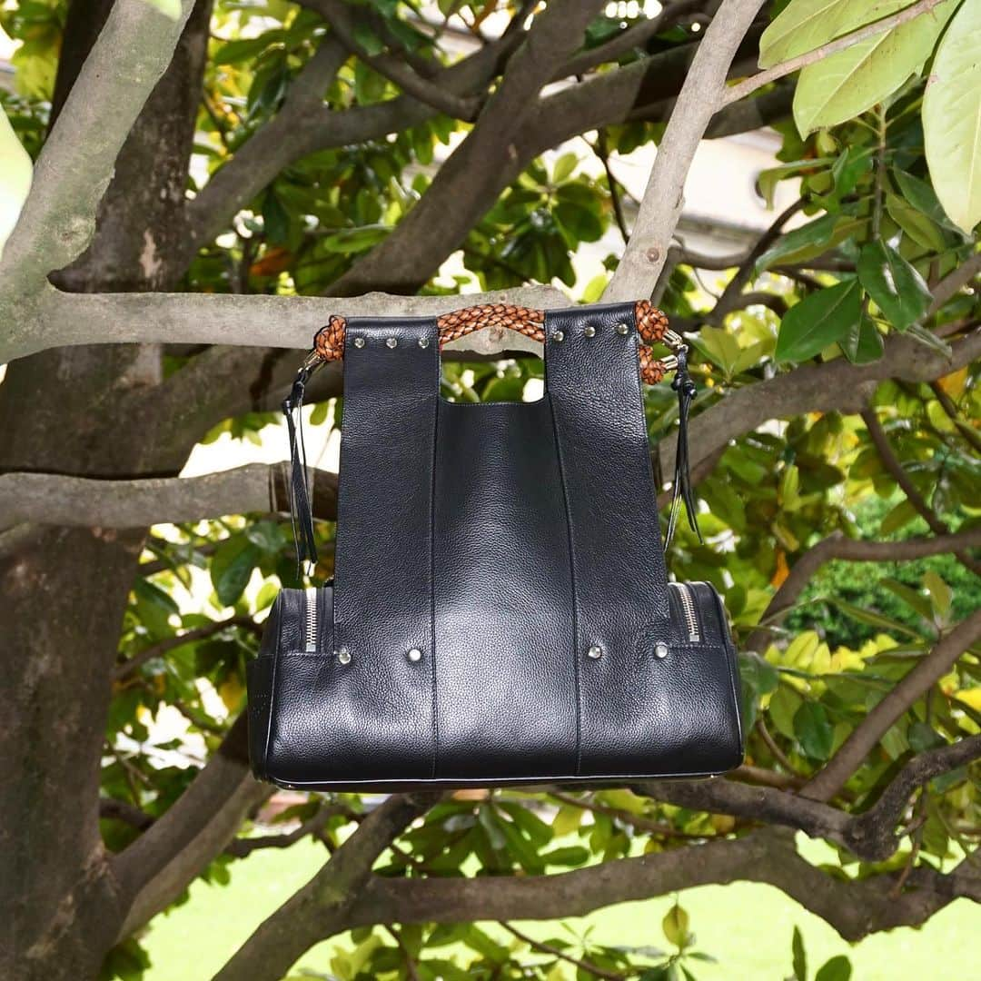 コルトモルテドのインスタグラム：「What’s the rarest fruit tree? 🌳  •Priscilla Bag in Black leather available on corto.com」