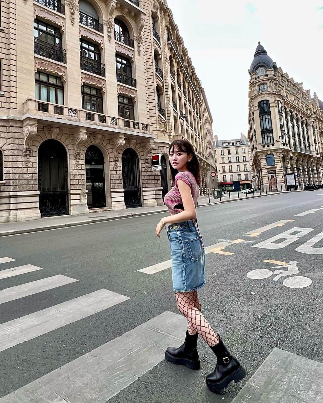 のインスタグラム：「.🩷💜🖤🇫🇷  Knit  @shein_japan @sheinofficial   Denim @celine   boots @celine  #parisfrance #パリ旅行 #フランス旅行 #francetravel」