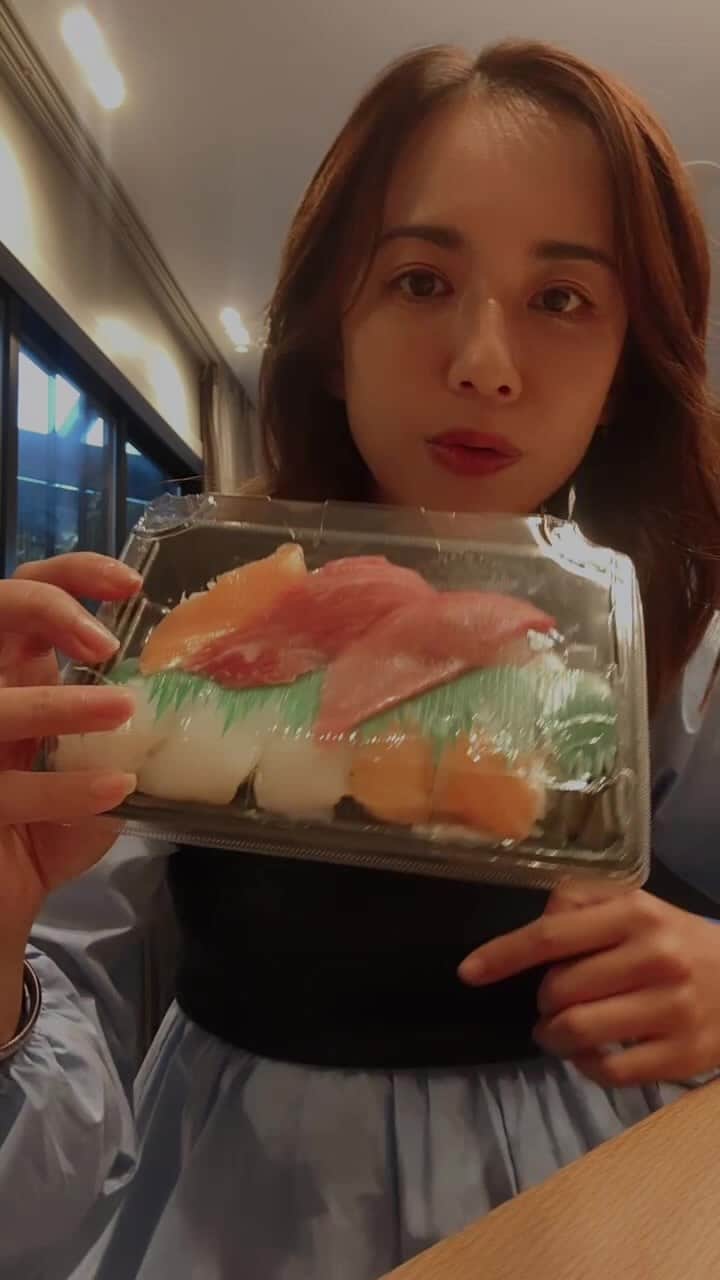 優木まおみのインスタグラム：「スシローのお寿司食べながら雑談インスタLive^ ^」