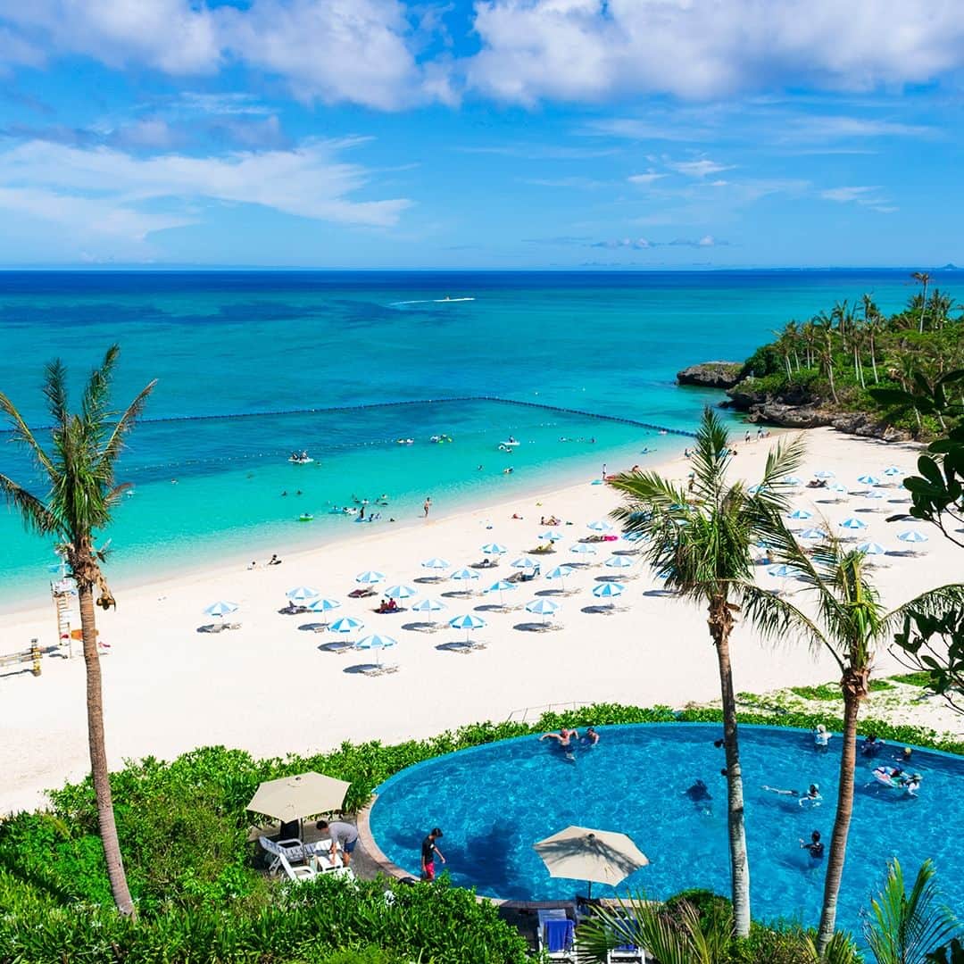 ホテルムーンビーチのインスタグラム：「8月20日、ラグーンプールとビーチ。 August 20, lagoon pool and beach.  #ザムーンビーチミュージアムリゾート #ムーンビーチ #リゾート #沖縄 #沖縄観光 #沖縄ビーチ #沖縄旅行 #恩納村 #沖縄好き #沖縄リゾートホテル #沖縄好きな人と繋がりたい #旅行好きな人と繋がりたい #リゾート好きな人と繋がりたい #旅行 #okinawa #themoonbeachmuseumresort #okinawabeach #okinawatrip #onnason  #moonbeach #okinawahotel」
