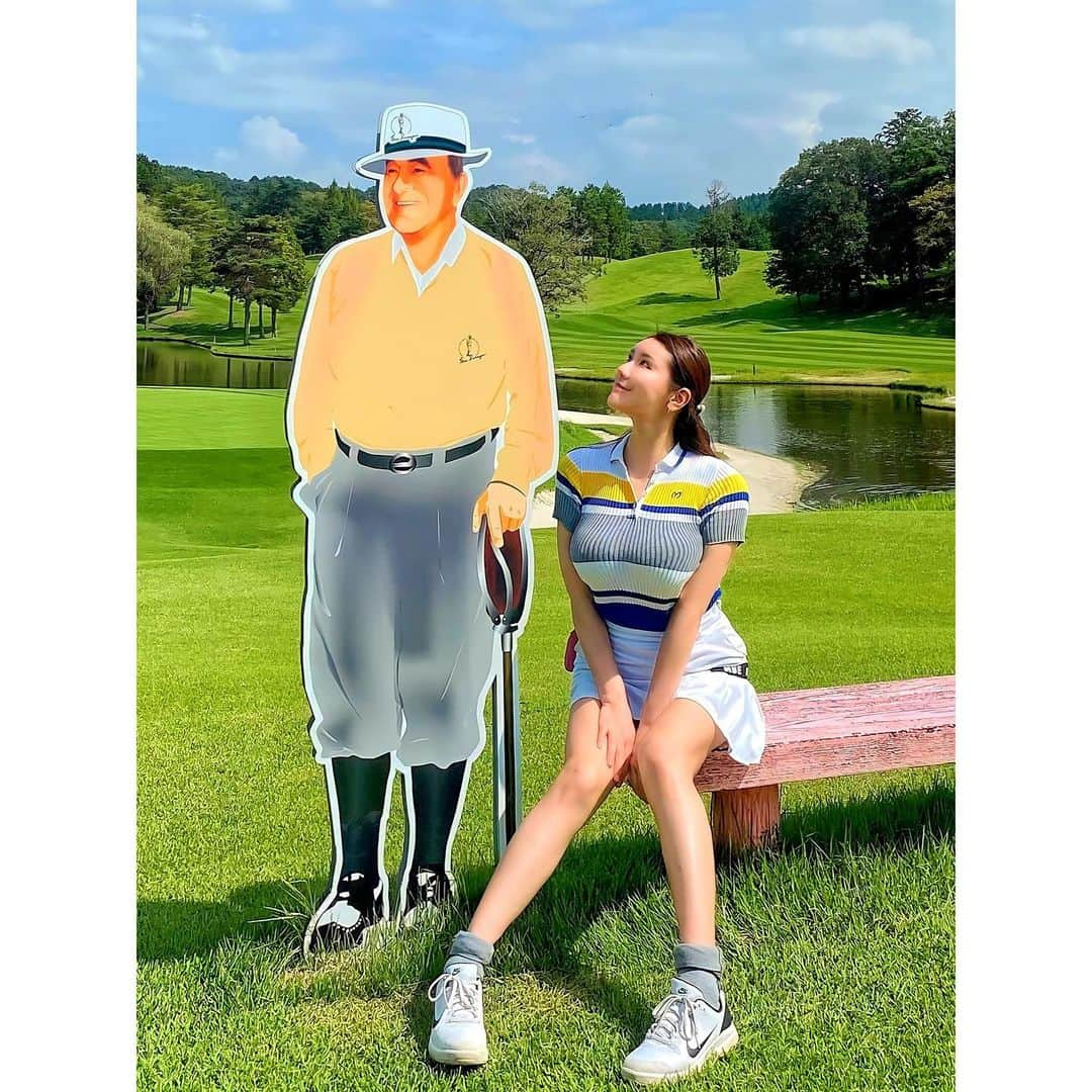 田名網理恵子のインスタグラム：「ロペ倶楽部に行って来たよ⛳️🏌️‍♀️ アプローチが少しずつイメージ通りに打てる事が増えてきた！ ただな〜〜んかなぁ〜。そんな日もあるね🙄 靴下がくるくるドーナツのままや🫨🍩🧦 ・ ・ #マスターバニー#ロペ倶楽部 #ゴルフ#ゴルフ女子#ゴルフウェア  #ユニオンエースゴルフクラブ  #ホワイトコーデ#夏ゴルフ #golf#golflife#golfdiary  #골프#골프장#클럽하우스#골프여자」