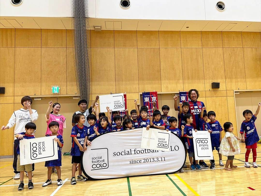 石川直宏さんのインスタグラム写真 - (石川直宏Instagram)「『港区な日』  港区で初の防災サッカー⛑️⚽️ 元気いっぱいに、楽しみながら防災について学んでくれました✨ 積極的な発言もありがとう👏  お昼は麻布十番に移動して、更科堀井で蕎麦😋 スタッフが持っていくポスターをお店に貼ってくれています💙❤️  多摩川でイベントのあったドロンパを、たぬき煎餅前で待ち伏せ😏  お店では煎餅奢らされました🍘🤑  #防災サッカー #SocialFootballCOLO #HITOTOWA #ディフェンスさぼんなよ #ディフェンスアクションアンバサダー #fctokyo #FC東京 #Tokyo #東京 #Minatoku #港区 #azabujuban #麻布十番 #麻布ジュバーン #東京が熱狂 #更科堀井  #たぬき煎餅 #FC東京ファミリー #東京ドロンパ #ドロンパ #fctokyoclubcommunicator  #FC東京クラブコミュニケーター #NaohiroIshikawa #石川直宏」9月14日 18時06分 - sgss.18