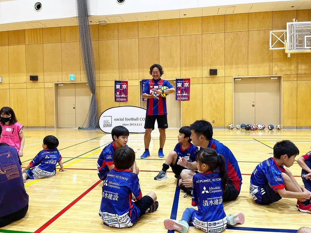 石川直宏さんのインスタグラム写真 - (石川直宏Instagram)「『港区な日』  港区で初の防災サッカー⛑️⚽️ 元気いっぱいに、楽しみながら防災について学んでくれました✨ 積極的な発言もありがとう👏  お昼は麻布十番に移動して、更科堀井で蕎麦😋 スタッフが持っていくポスターをお店に貼ってくれています💙❤️  多摩川でイベントのあったドロンパを、たぬき煎餅前で待ち伏せ😏  お店では煎餅奢らされました🍘🤑  #防災サッカー #SocialFootballCOLO #HITOTOWA #ディフェンスさぼんなよ #ディフェンスアクションアンバサダー #fctokyo #FC東京 #Tokyo #東京 #Minatoku #港区 #azabujuban #麻布十番 #麻布ジュバーン #東京が熱狂 #更科堀井  #たぬき煎餅 #FC東京ファミリー #東京ドロンパ #ドロンパ #fctokyoclubcommunicator  #FC東京クラブコミュニケーター #NaohiroIshikawa #石川直宏」9月14日 18時06分 - sgss.18